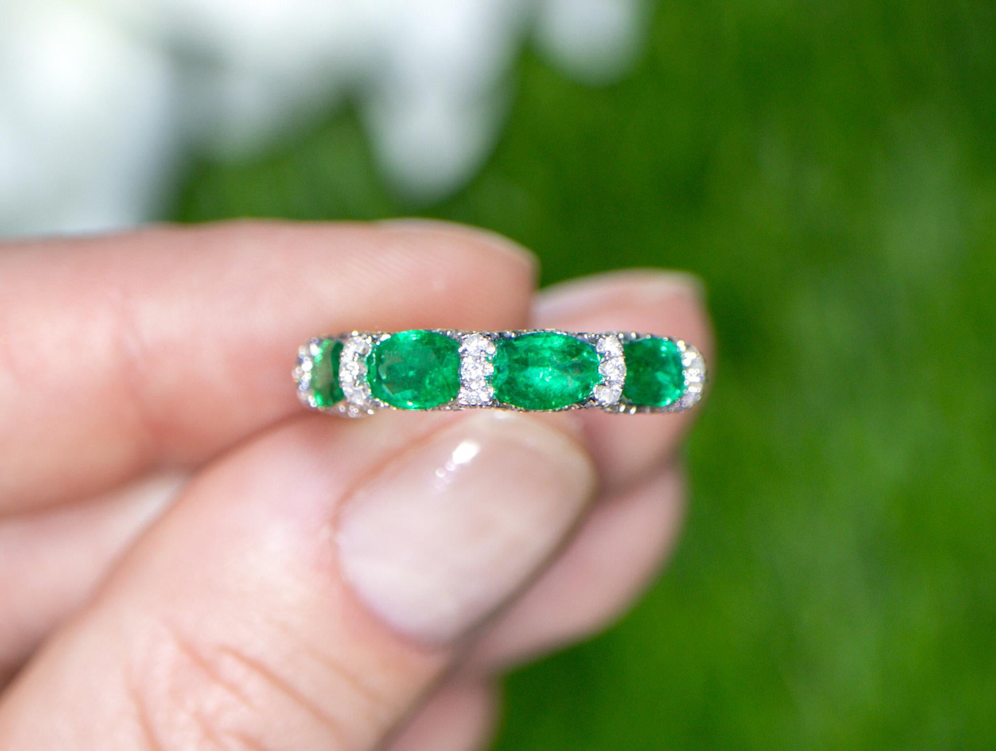 Oval Cut Emerald Band Ring With Diamonds 2.45 Carats 18K Gold For Sale