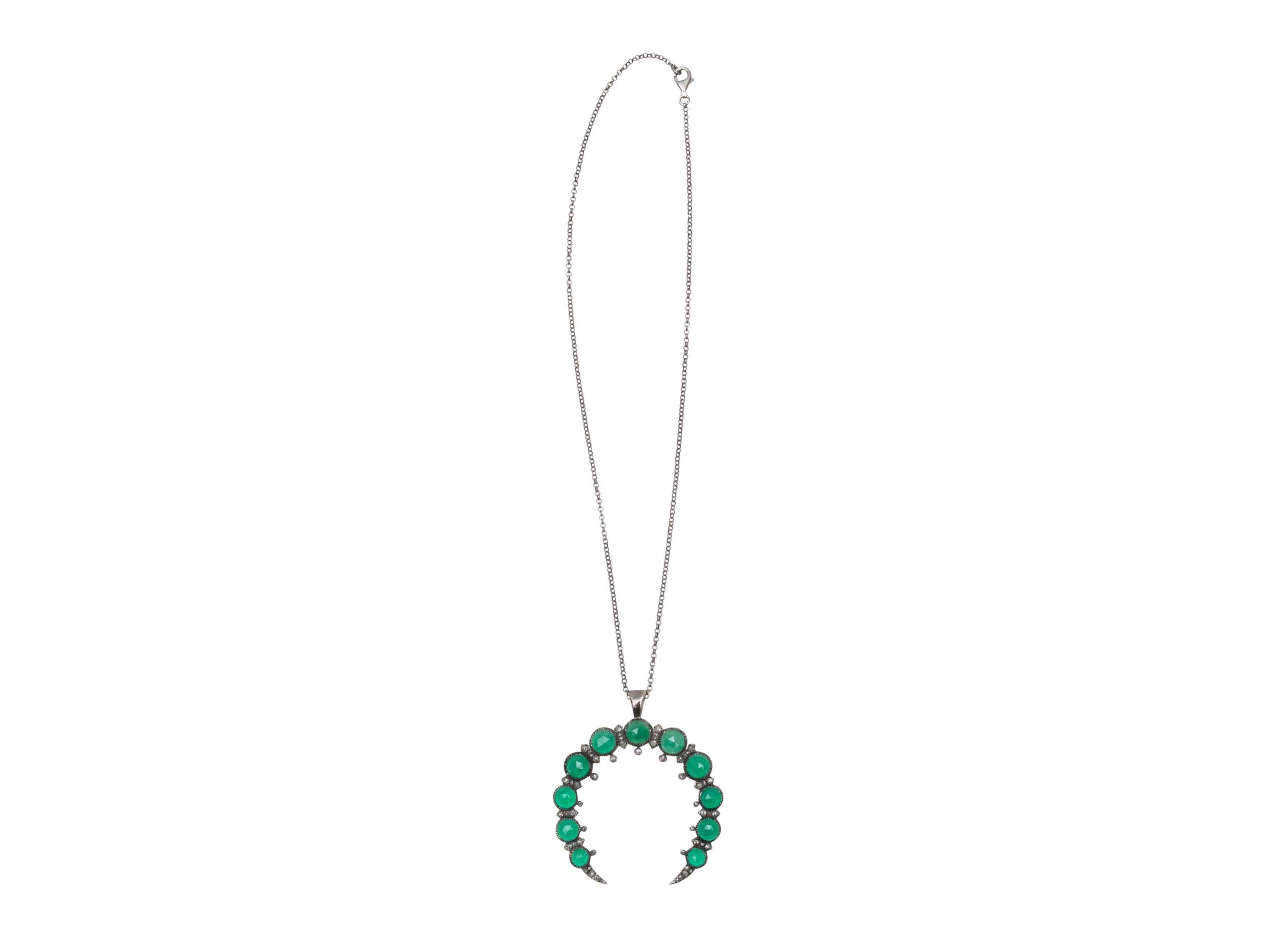 Collier pendentif en émeraudes et diamants pavés de Bavna. Fermeture en forme de pince de homard. Largeur de 2
