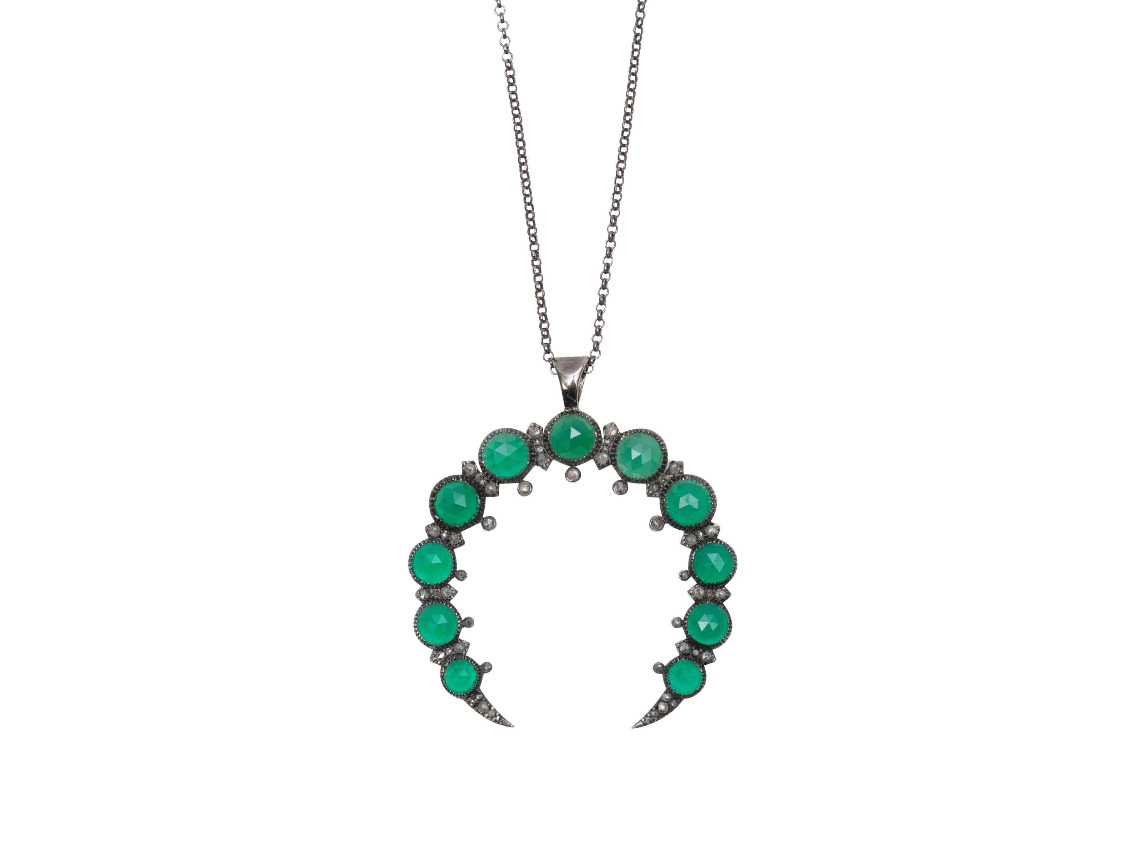 Taille grossière Collier à pendentif croissant Bavna en émeraude en vente