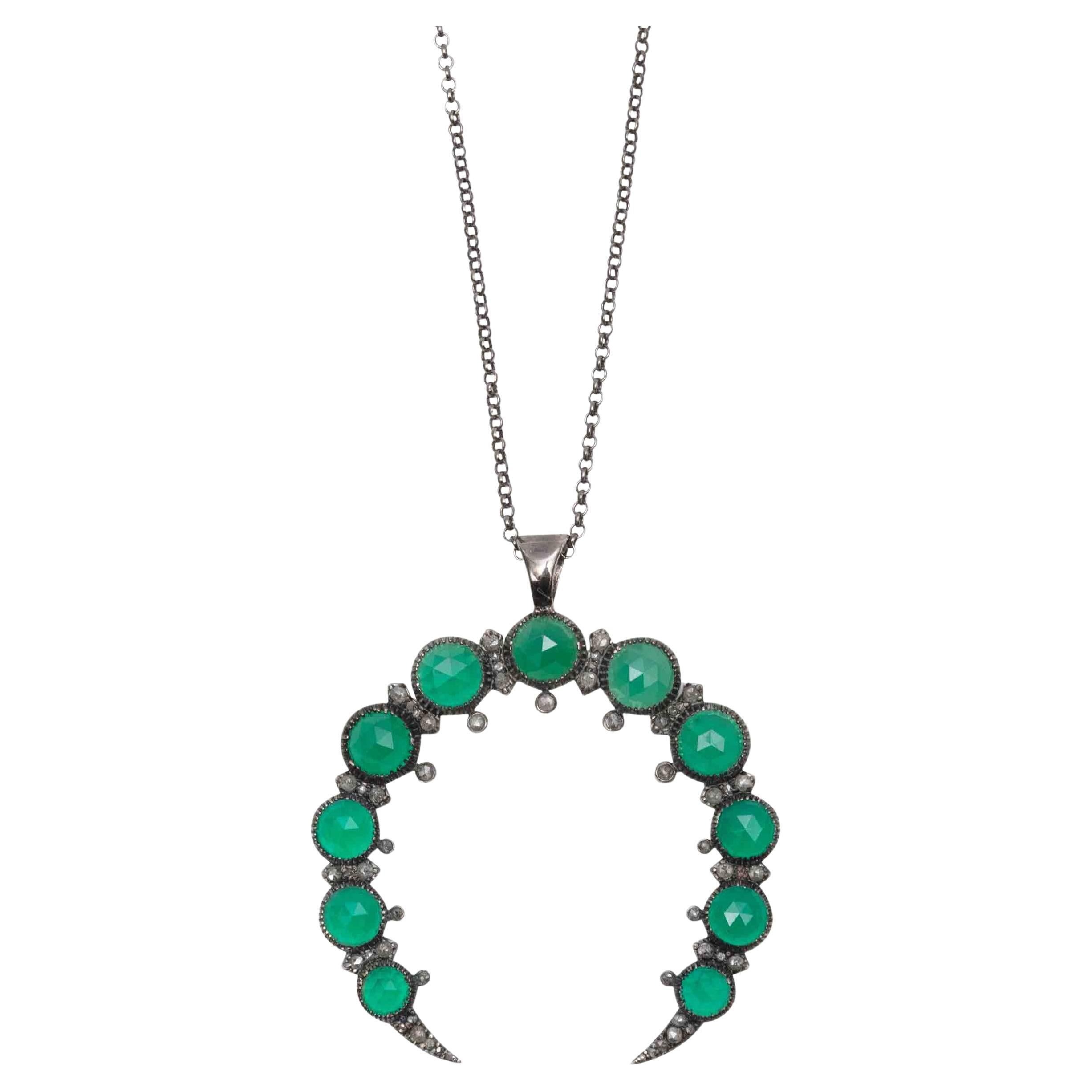 Collana con ciondolo a mezzaluna Bavna Emerald