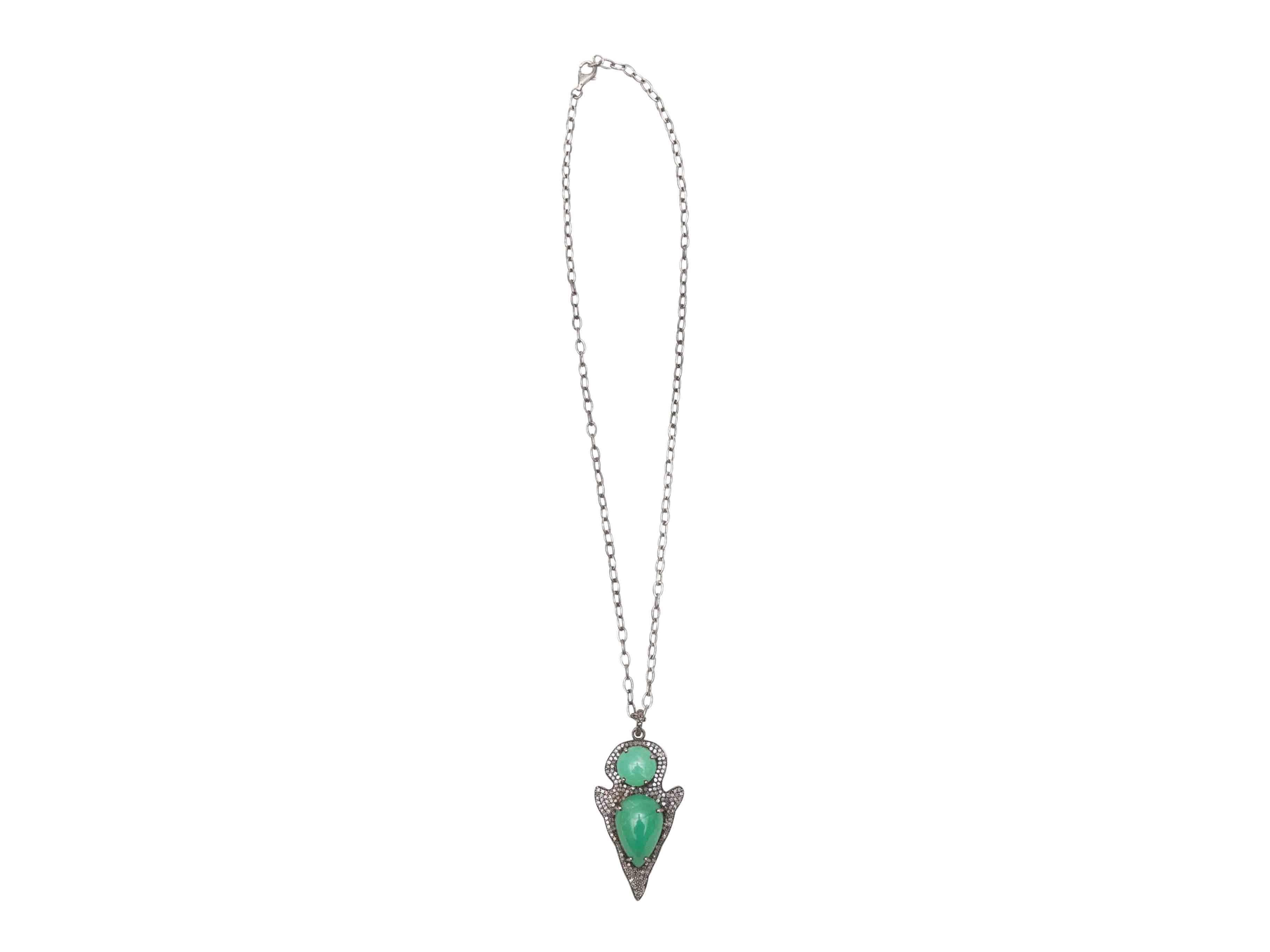 Collana con ciondolo a lancia in smeraldo e pavé di diamanti di Bavna. Chiusura a chela d'aragosta. Larghezza 1,25