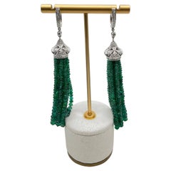 Pendientes de oro blanco de 18 quilates con gota de esmeralda y diamante blanco