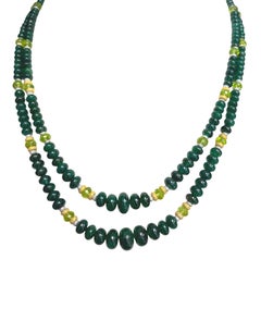 Collana con perline di smeraldo, peridoto e dettagli in oro 14 carati