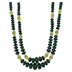 Collana con perline di smeraldo, peridoto e dettagli in oro 14 carati