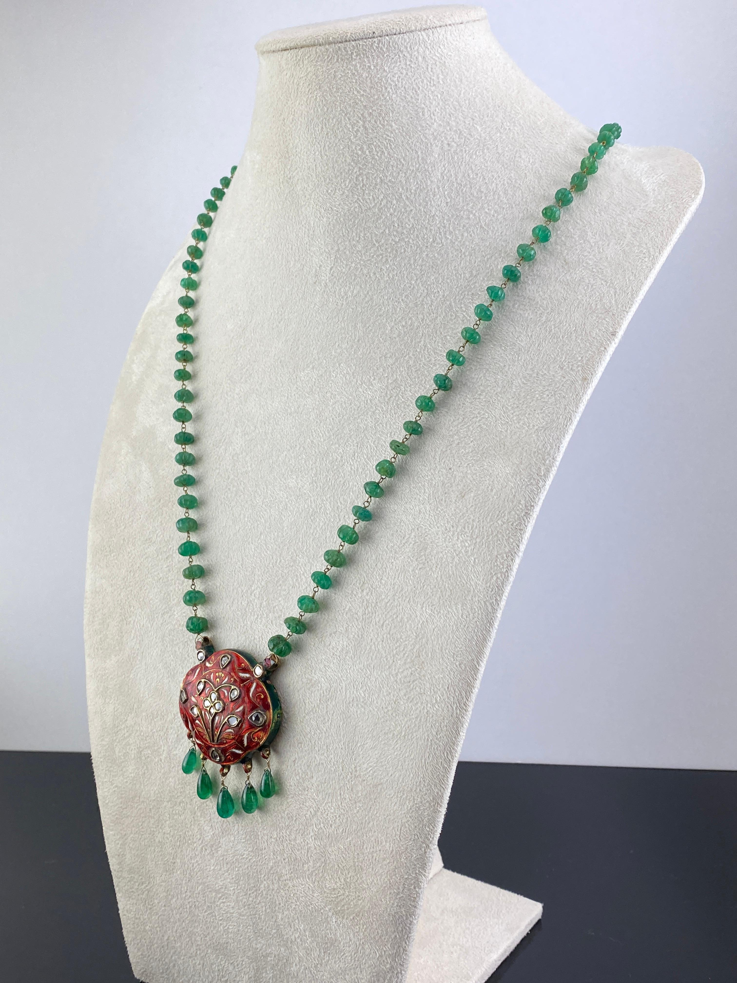 Smaragd-Perlen und Emaille-Anhänger Perlenkette (Art déco) im Angebot
