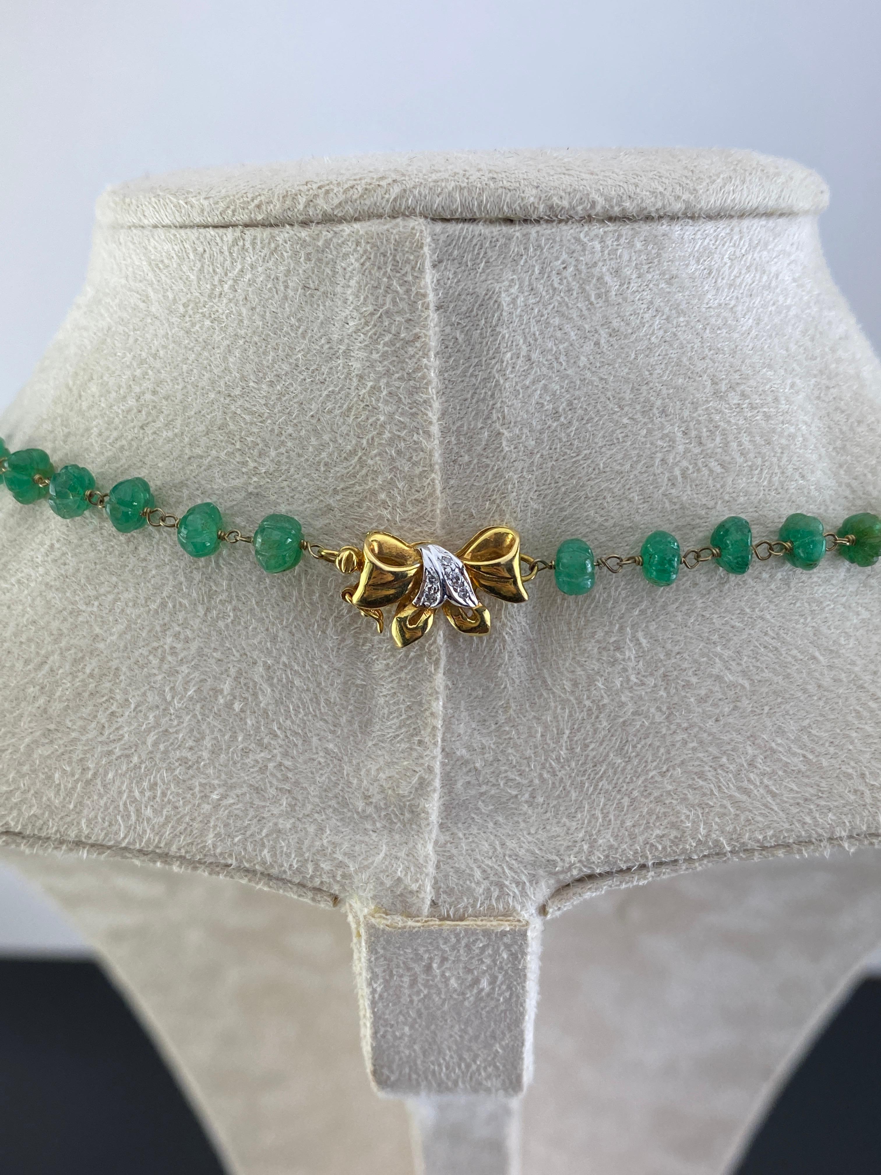 Smaragd-Perlen und Emaille-Anhänger Perlenkette (Smaragdschliff) im Angebot