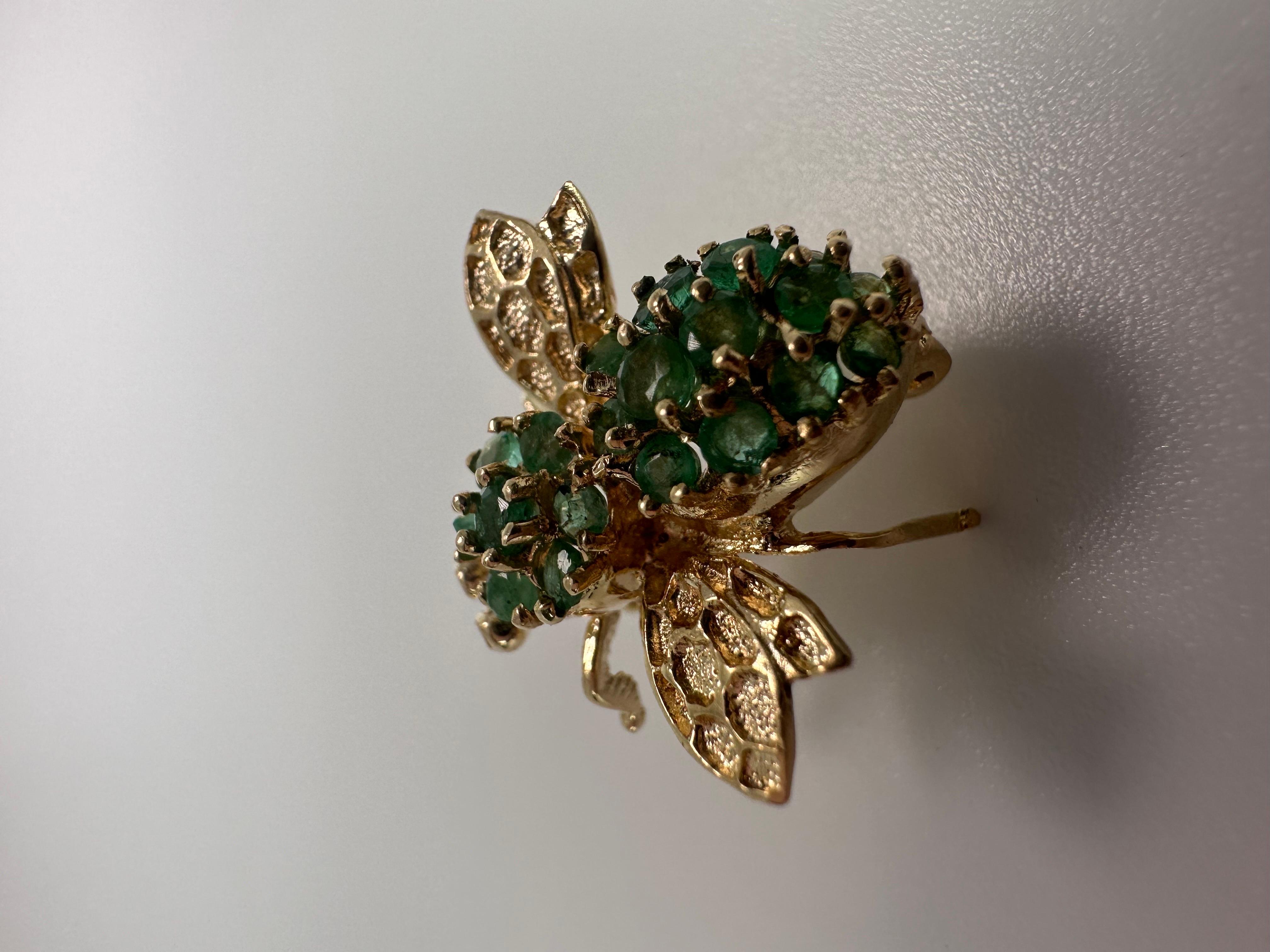 Round Cut Emerald Bee Brooch Pin 14KT yellow gold For Sale