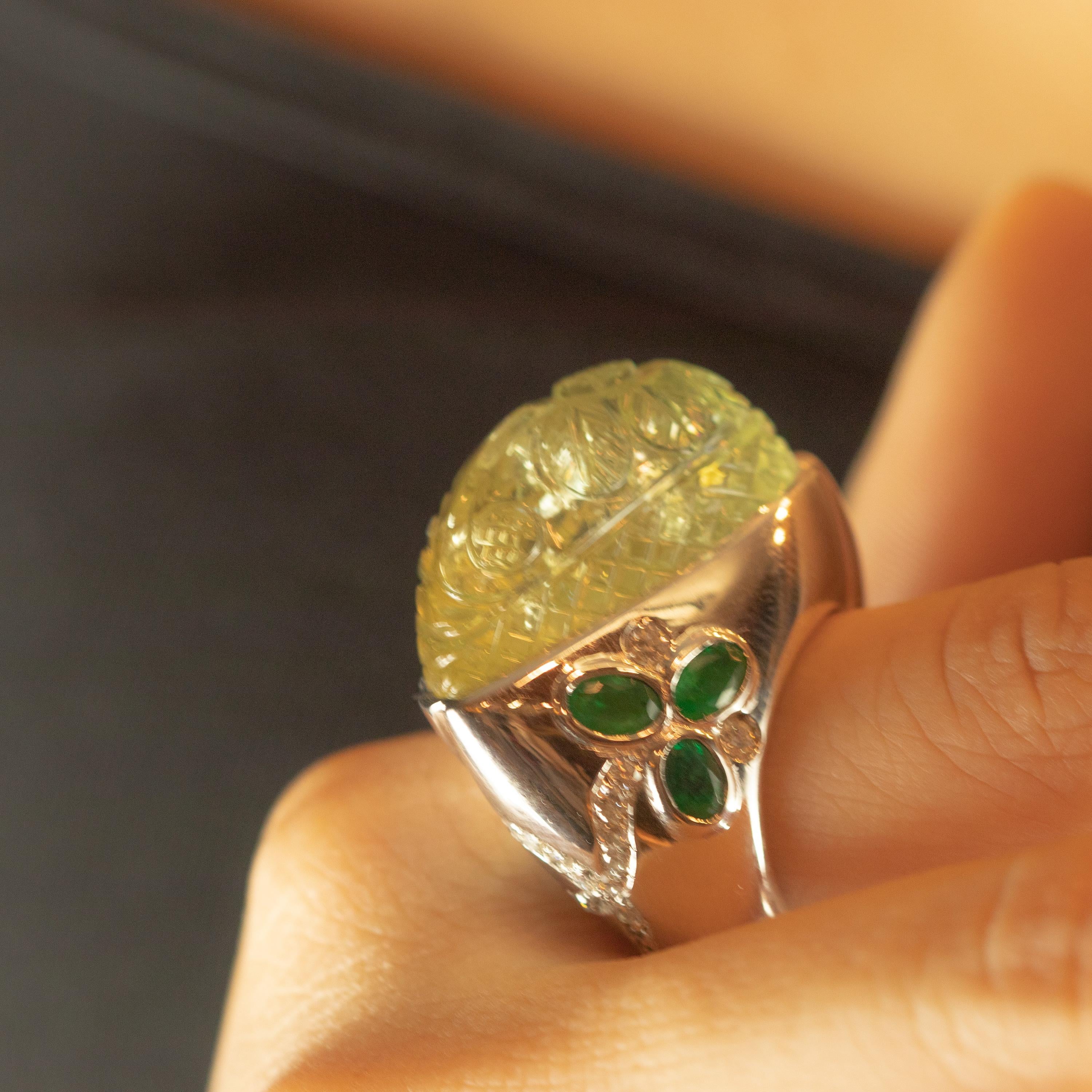 Bague fleur sculptée en or blanc 18 carats avec émeraudes, béryls et diamants, de Colombie en vente 3