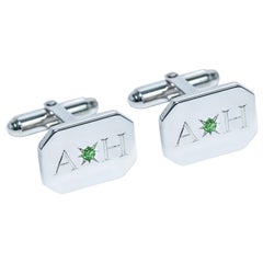 Gemelos clásicos modernos de plata esterlina rectangulares grabados a medida con esmeralda