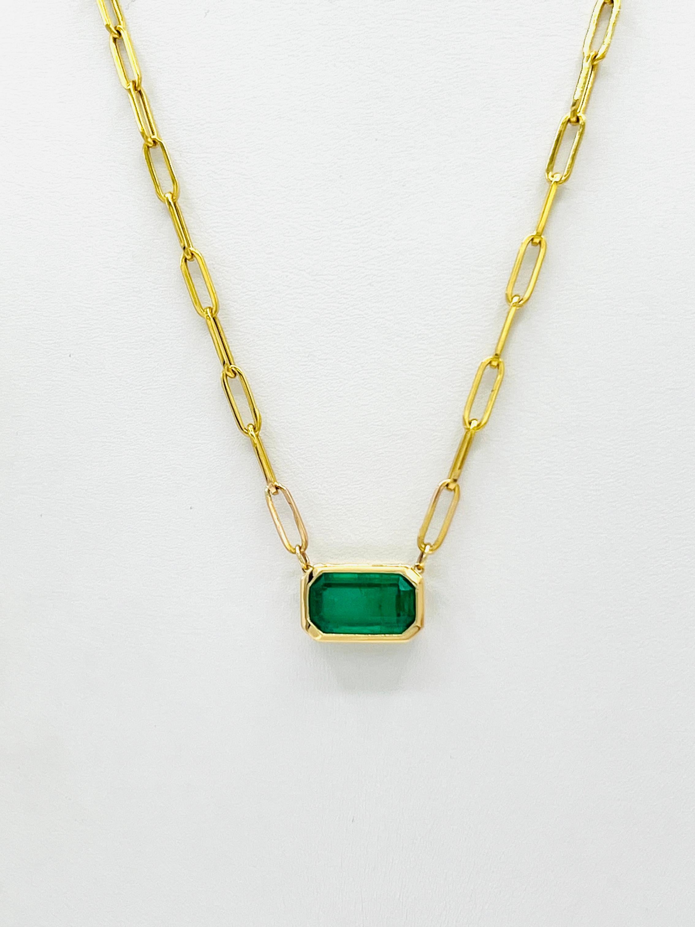 Emerald Bezel Paperclip Chain Necklace in 14K Yellow Gold In New Condition For Sale In Los Angeles, CA