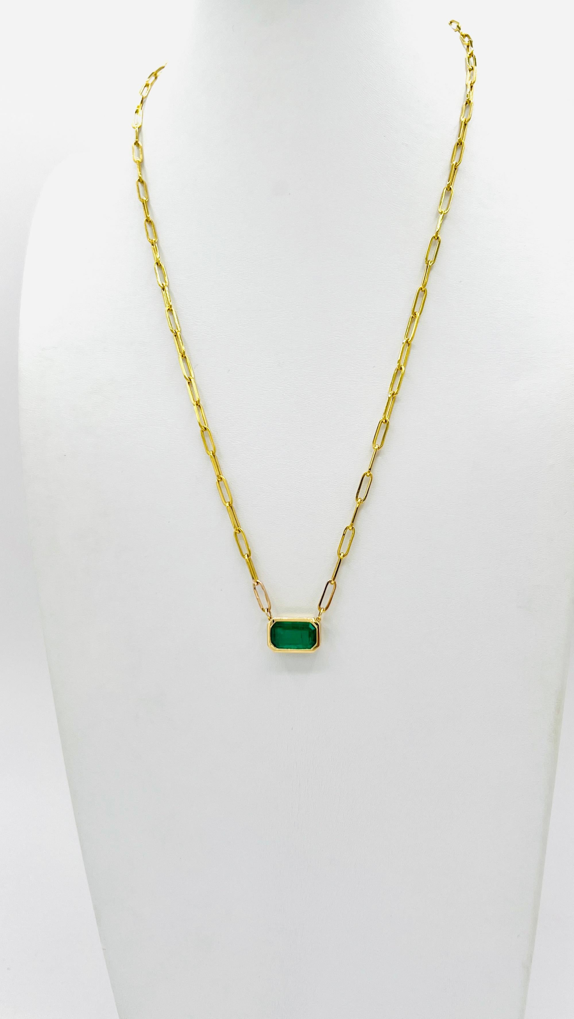 Emerald Bezel Paperclip Chain Necklace in 14K Yellow Gold For Sale 1