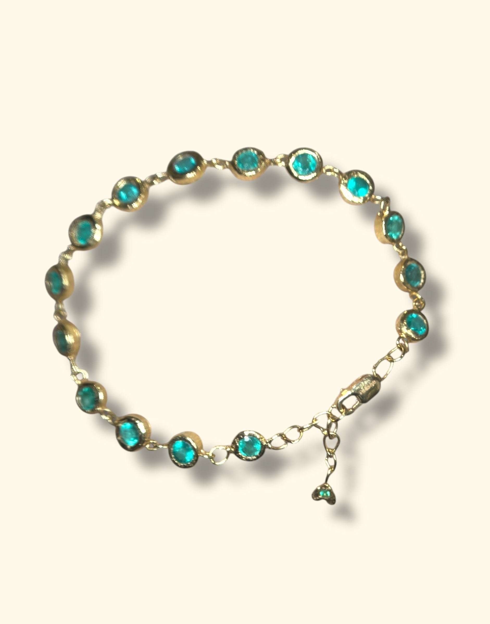 Ti presentiamo il bracciale tennis con lunetta One of a Kind, un pezzo straordinario realizzato in lussuoso oro 18 carati. Questo bracciale presenta un design elegante che mette in mostra una serie di smeraldi verdi meravigliosamente vividi