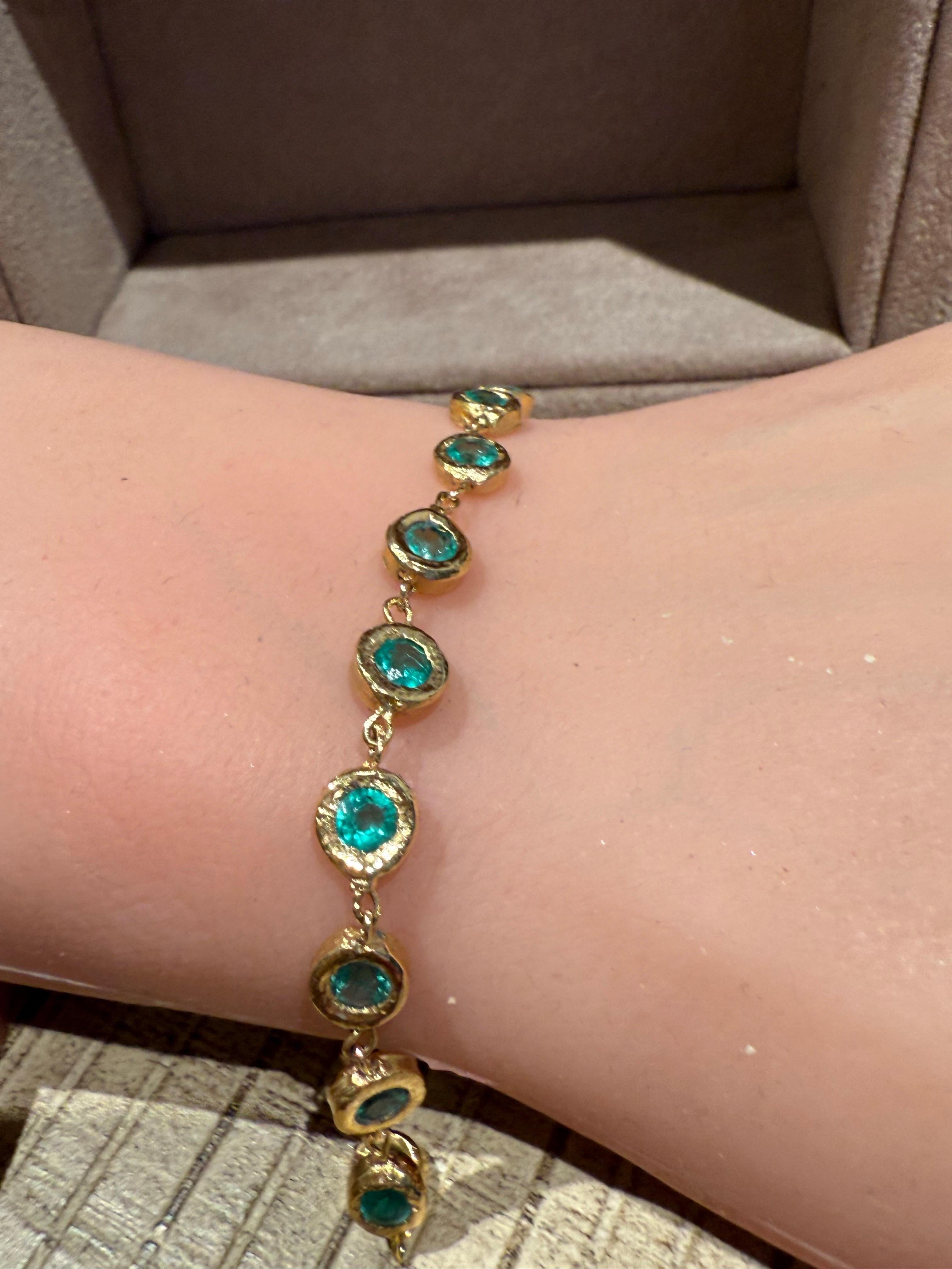 Taglio smeraldo Bracciale tennis Leto Lama con castone di smeraldo e ciottoli in oro 18 carati in vendita