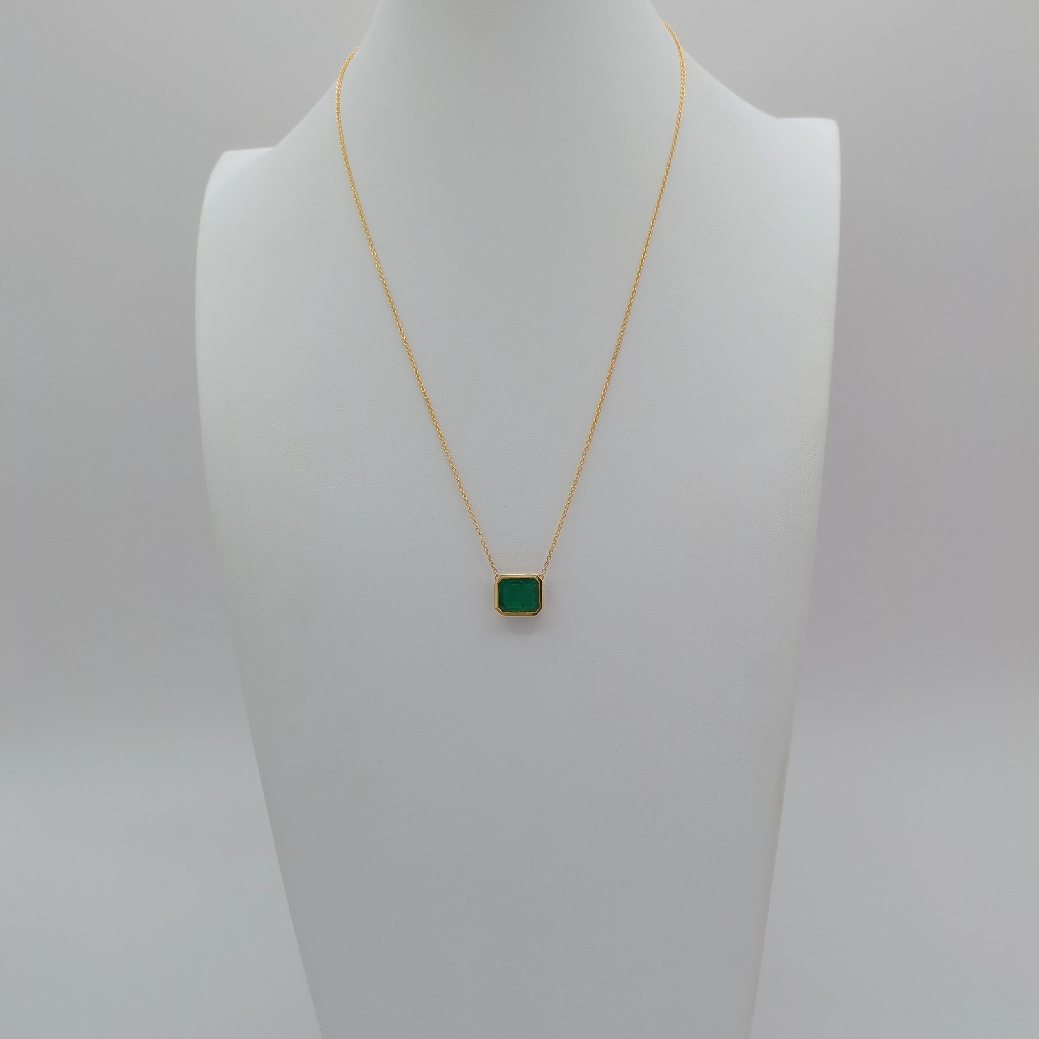 Emerald Bezel Pendant Necklace in 18K Yellow Gold In New Condition For Sale In Los Angeles, CA