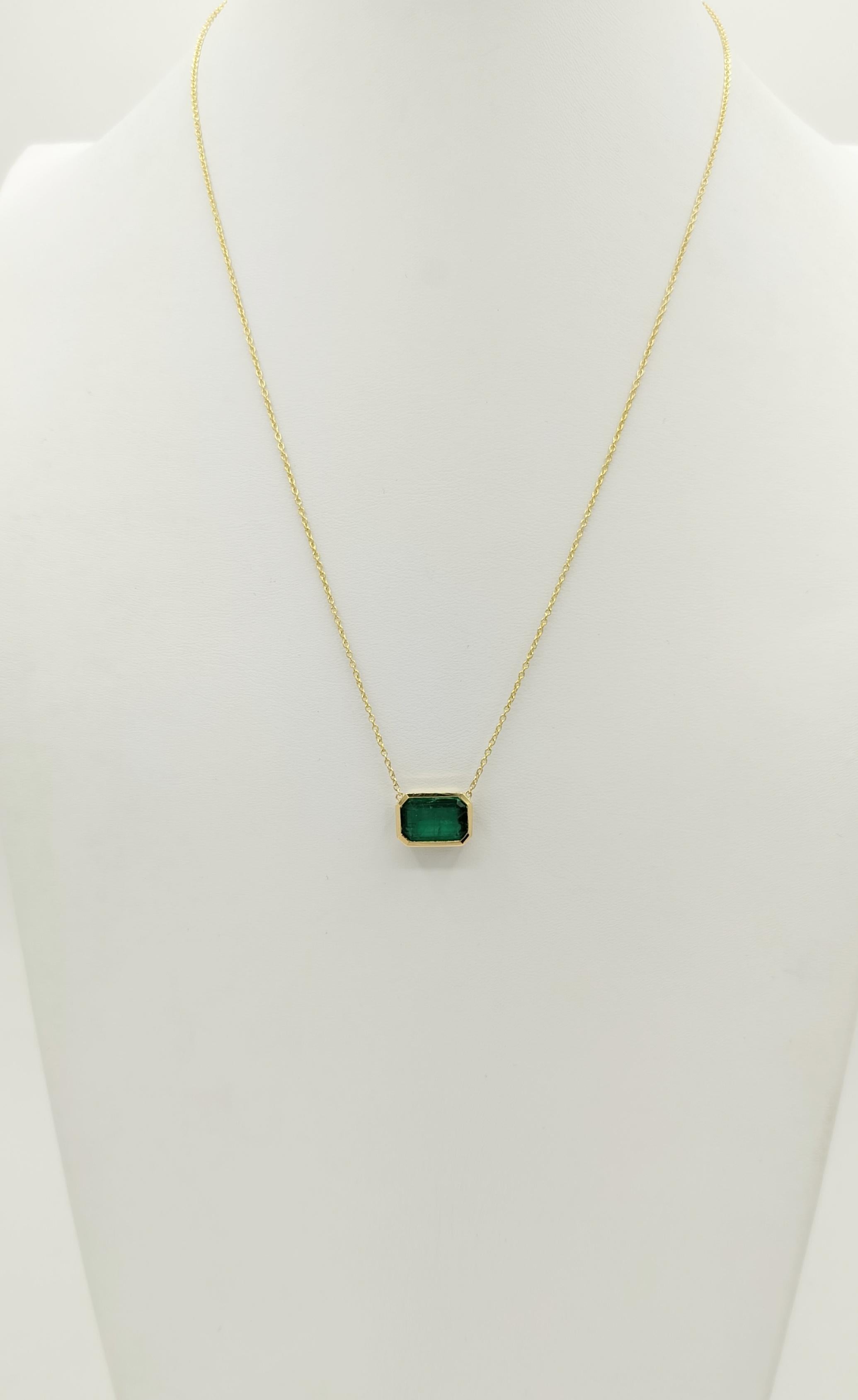Emerald Bezel Pendant Necklace in 18K Yellow Gold In New Condition For Sale In Los Angeles, CA