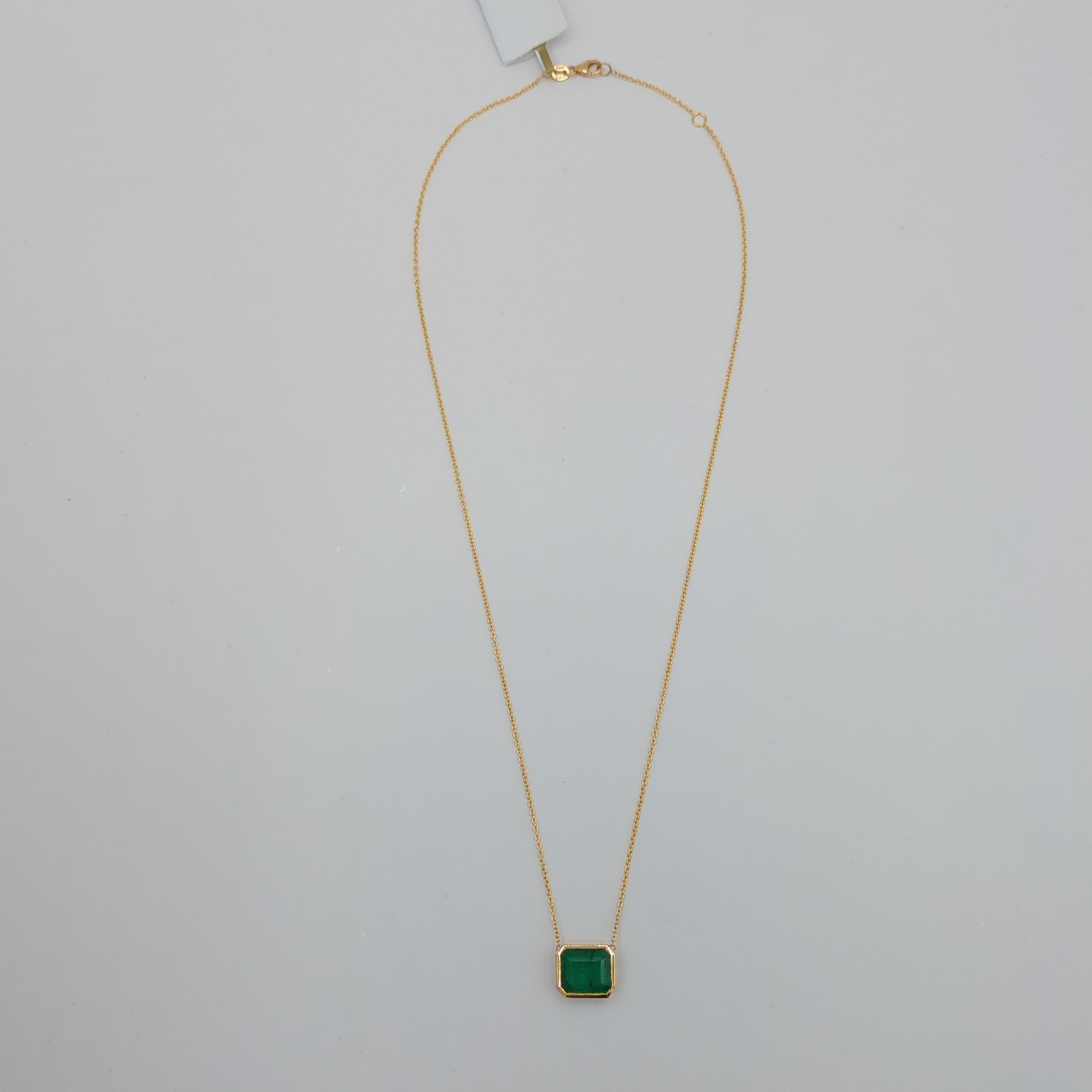 Women's or Men's Emerald Bezel Pendant Necklace in 18K Yellow Gold For Sale