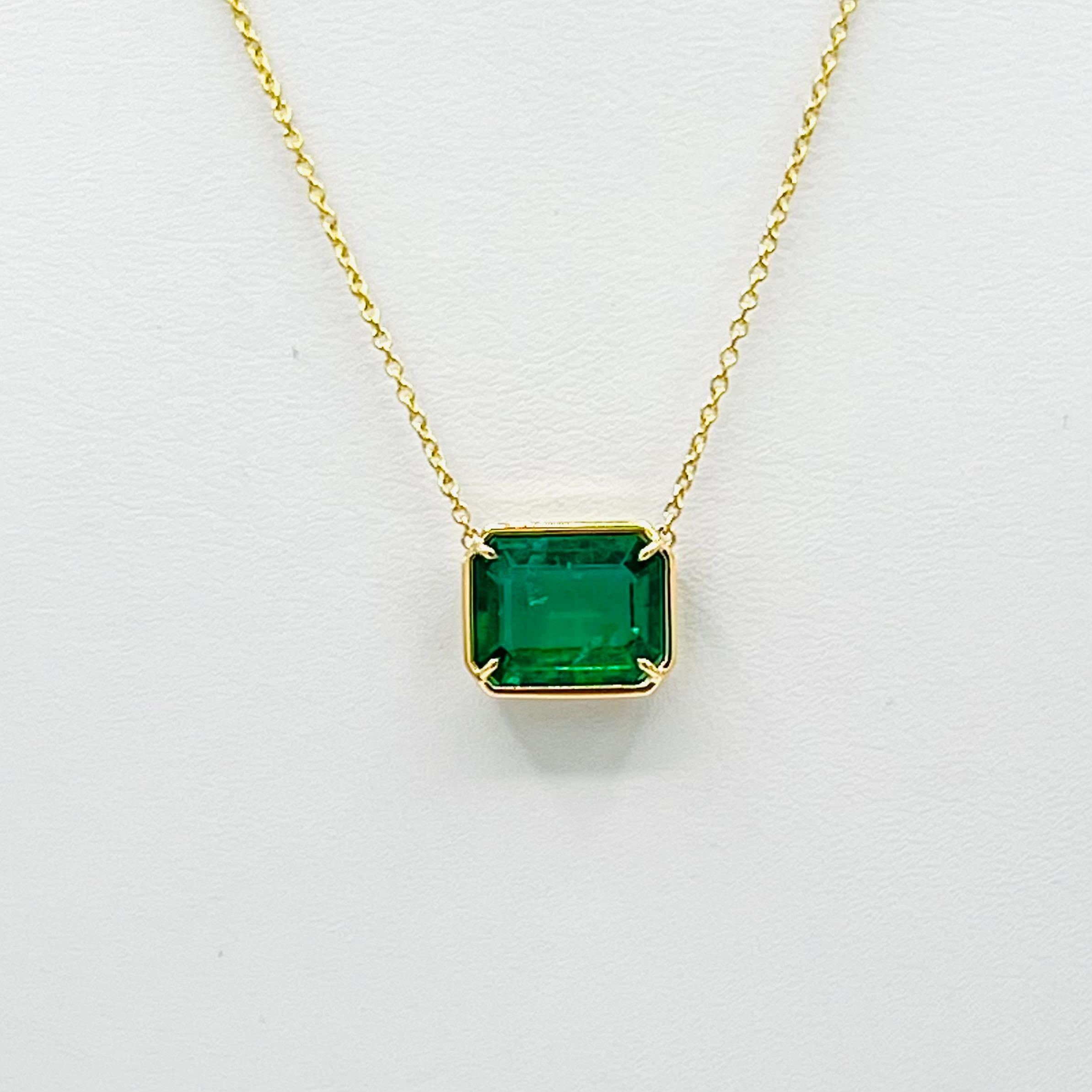 Emerald Bezel Pendant Necklace in 18K Yellow Gold For Sale 1