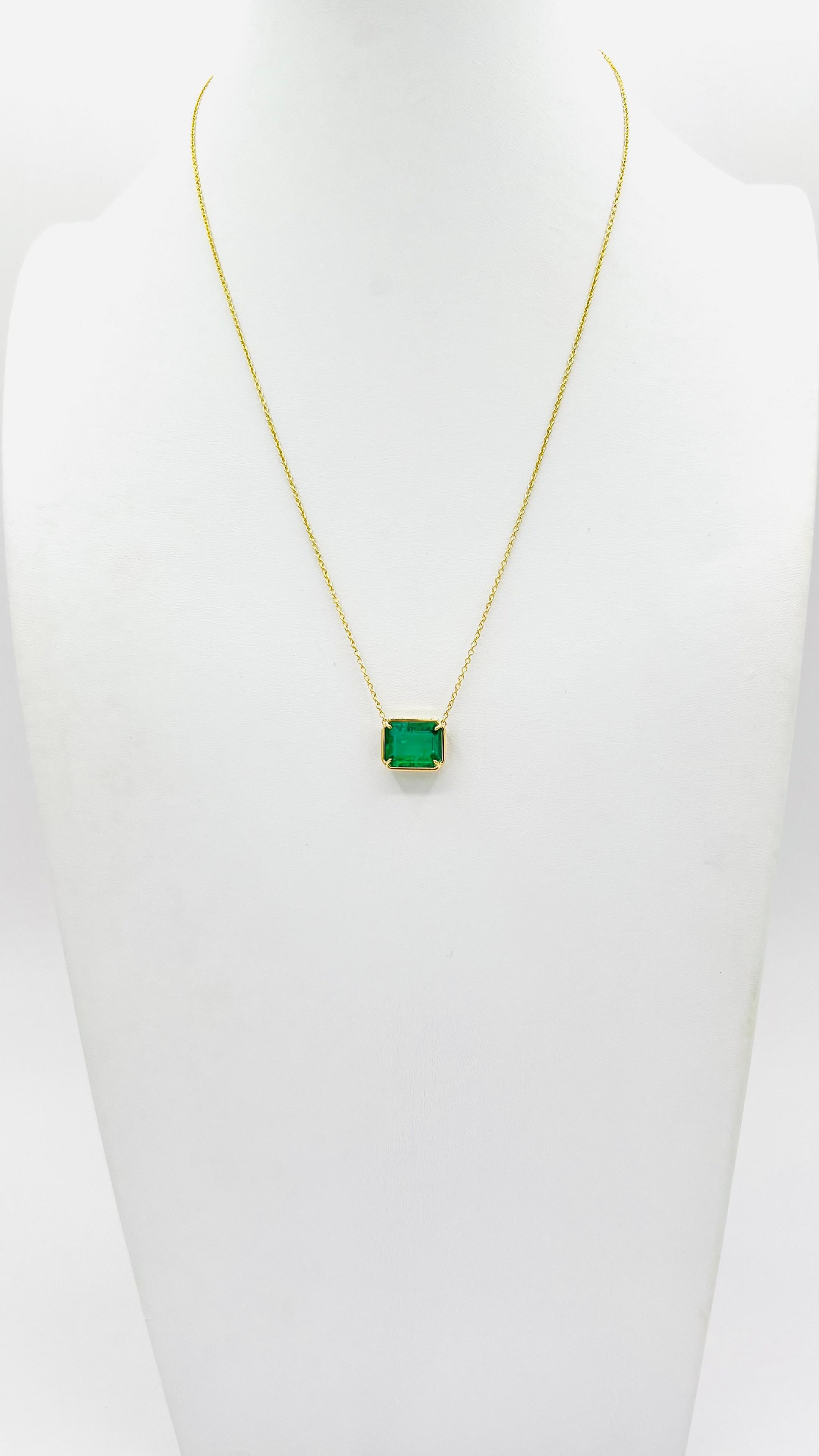 Emerald Bezel Pendant Necklace in 18K Yellow Gold For Sale 2