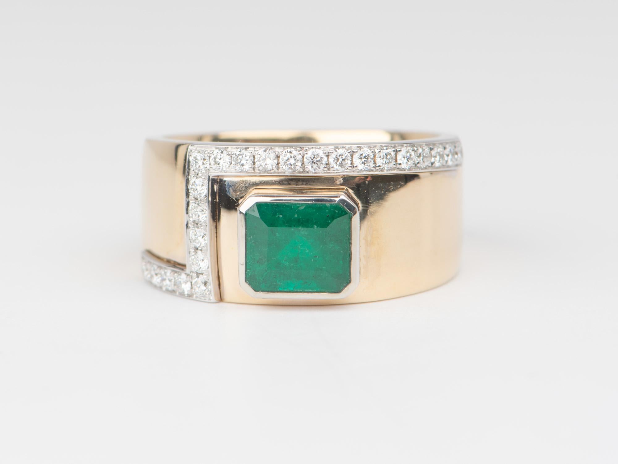 ♥ A wide band ring featuring a deep green emerald and a zig-zap line of diamond accent across the band
♥ The band is in solid 14K yellow gold, while the diamonds are set in 14K white gold for a subdued color contrast and interest in its design
♥ The