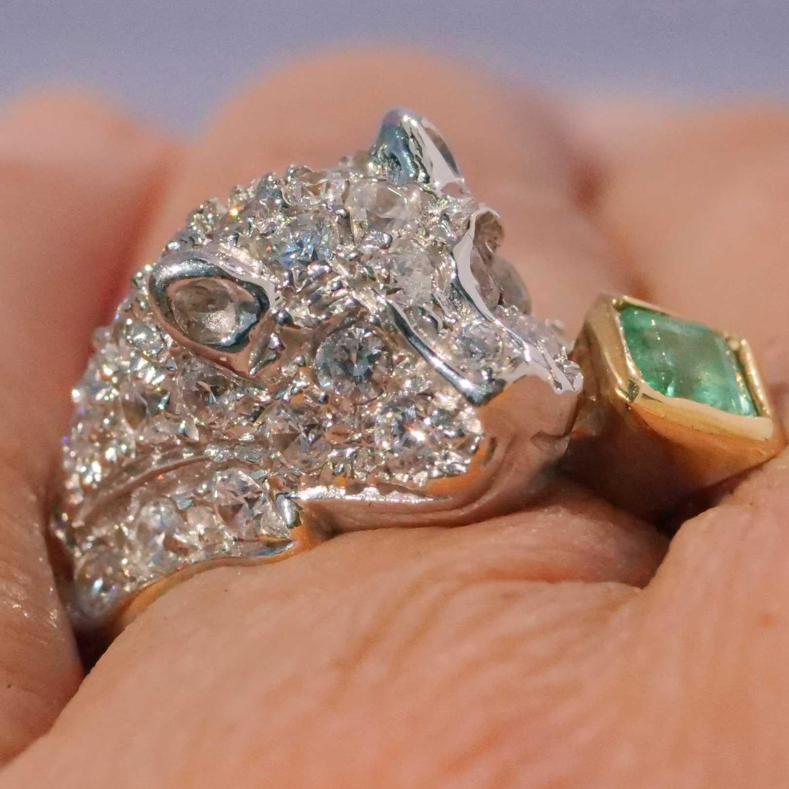 Emerald big Cat Ring 18 kt White Gold 0.25 ct beautifully designed 4