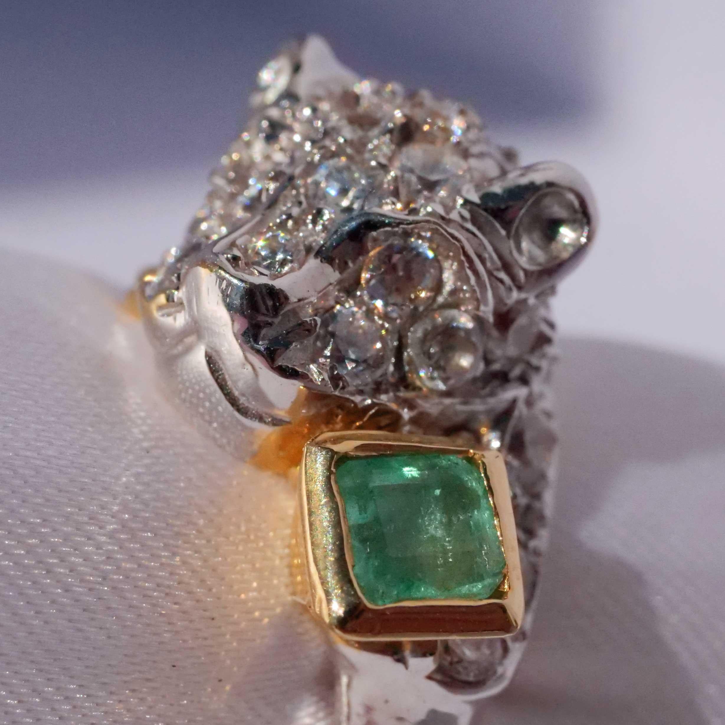 Emerald big Cat Ring 18 kt White Gold 0.25 ct beautifully designed 8