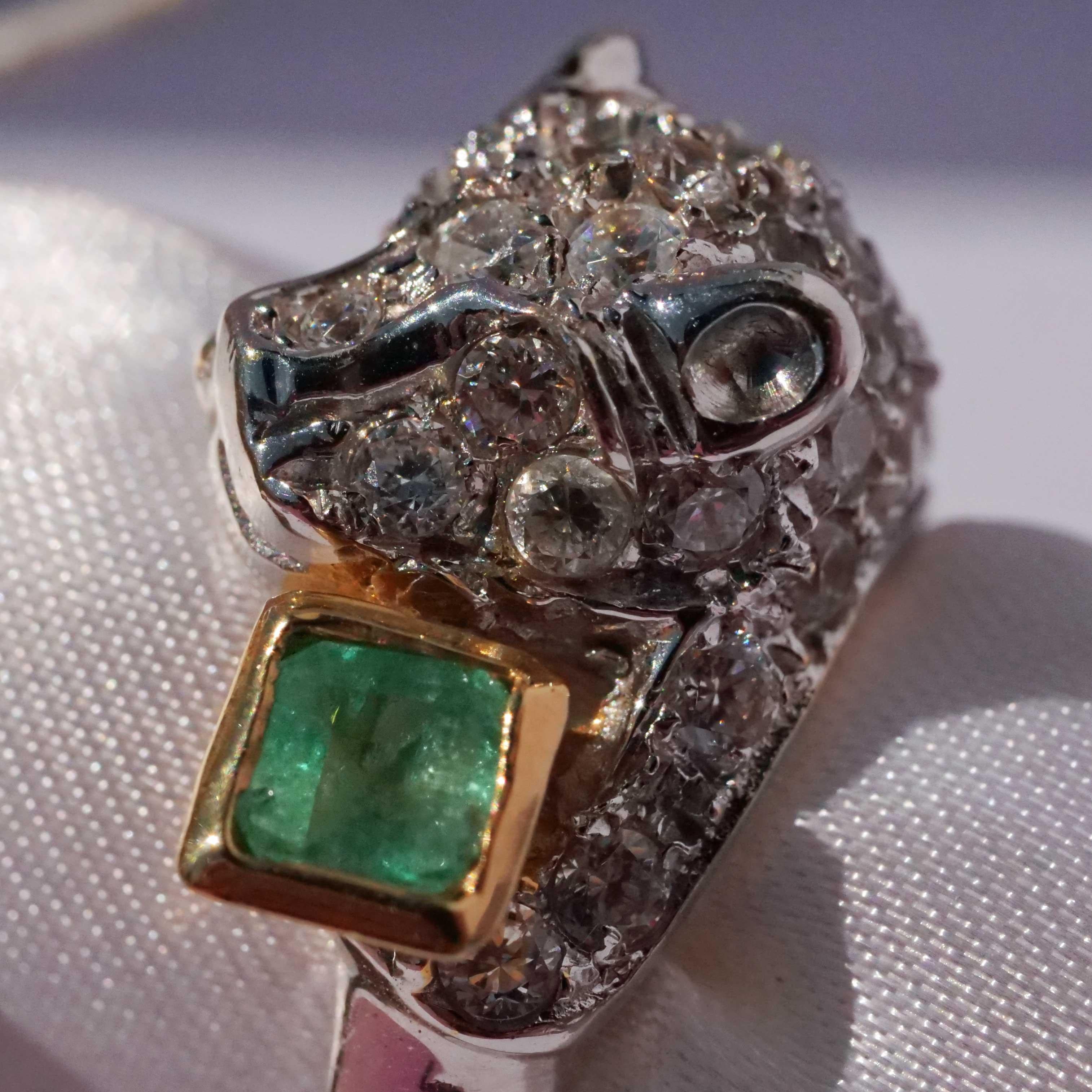 Emerald big Cat Ring 18 kt White Gold 0.25 ct beautifully designed 9