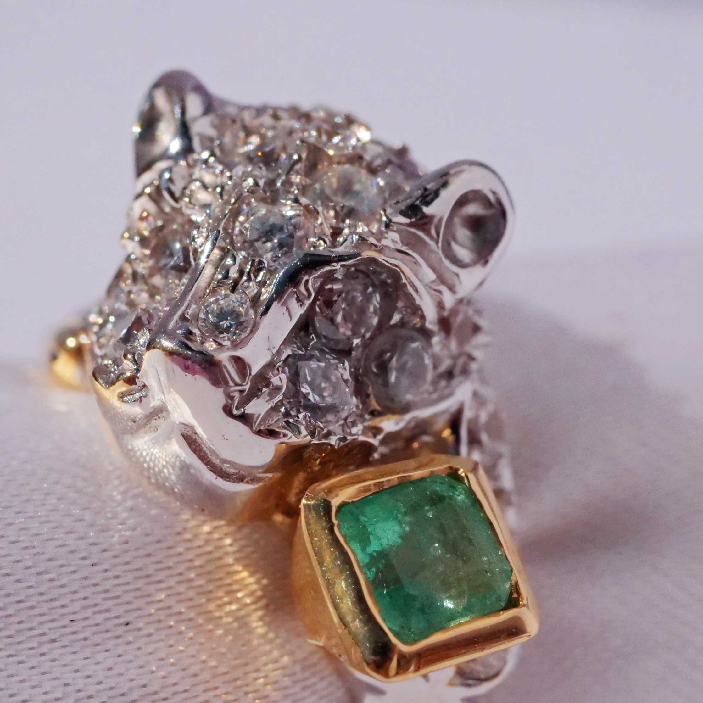 Modern Emerald big Cat Ring 18 kt White Gold 0.25 ct beautifully designed