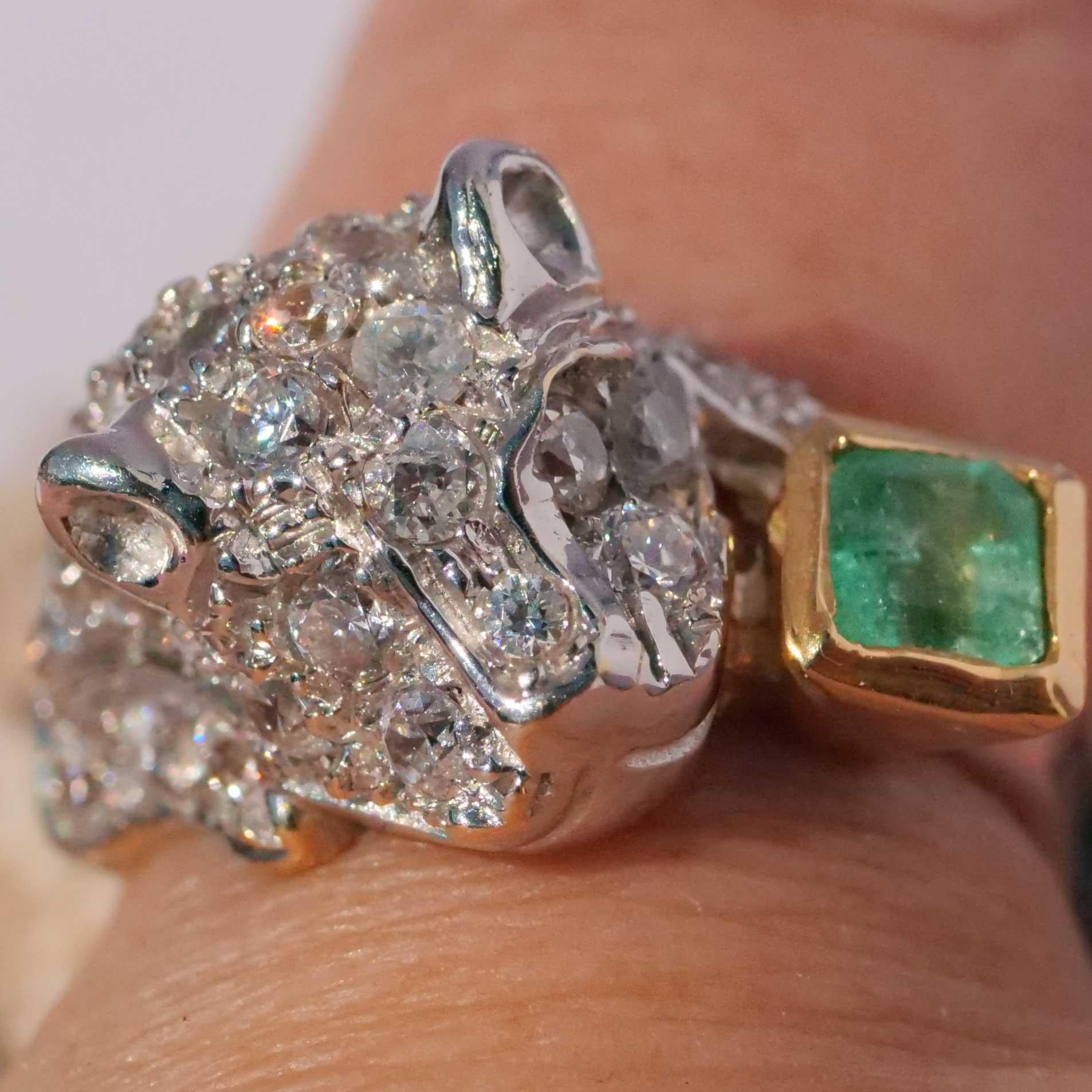 Emerald big Cat Ring 18 kt White Gold 0.25 ct beautifully designed In Excellent Condition For Sale In Viena, Viena