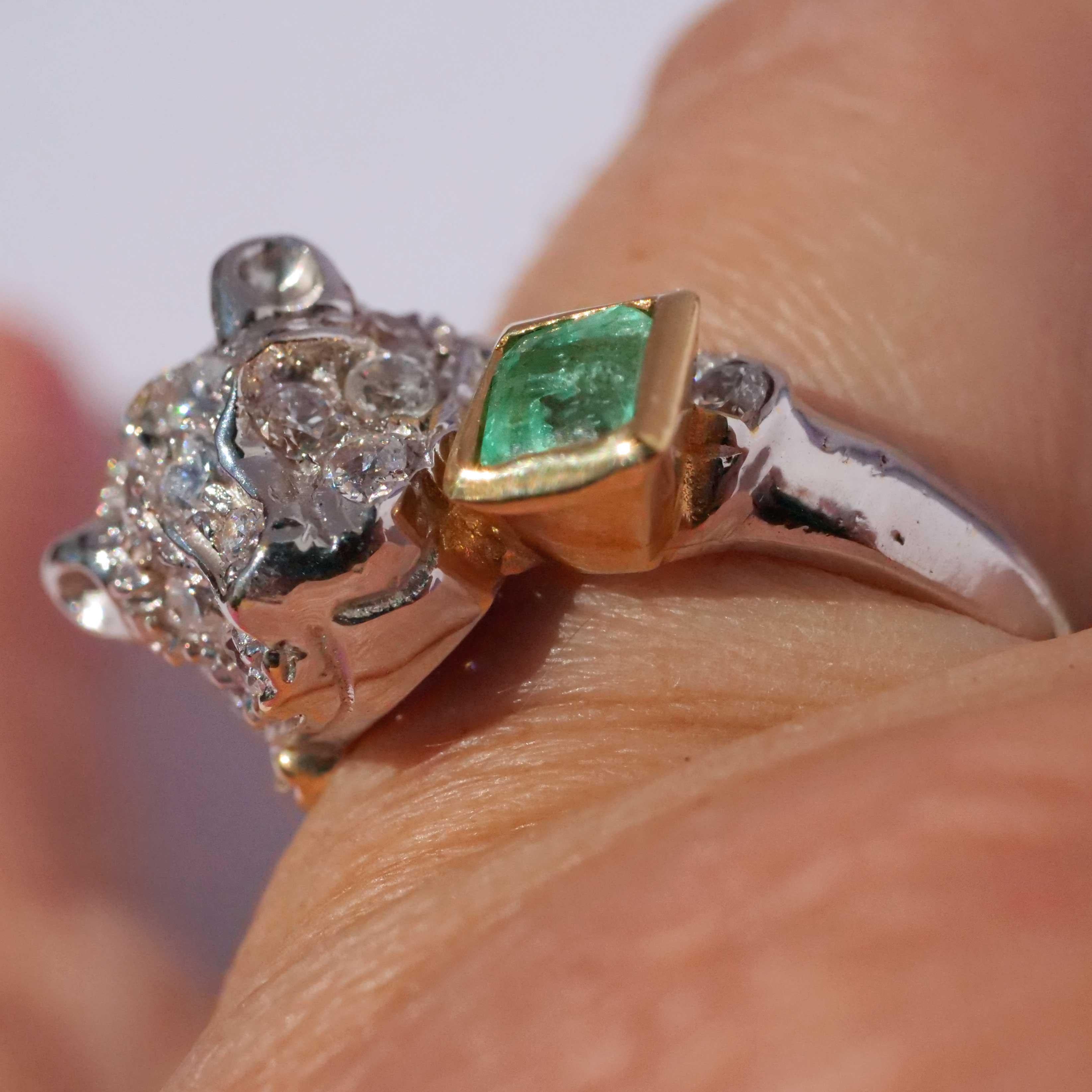 Emerald big Cat Ring 18 kt White Gold 0.25 ct beautifully designed 1