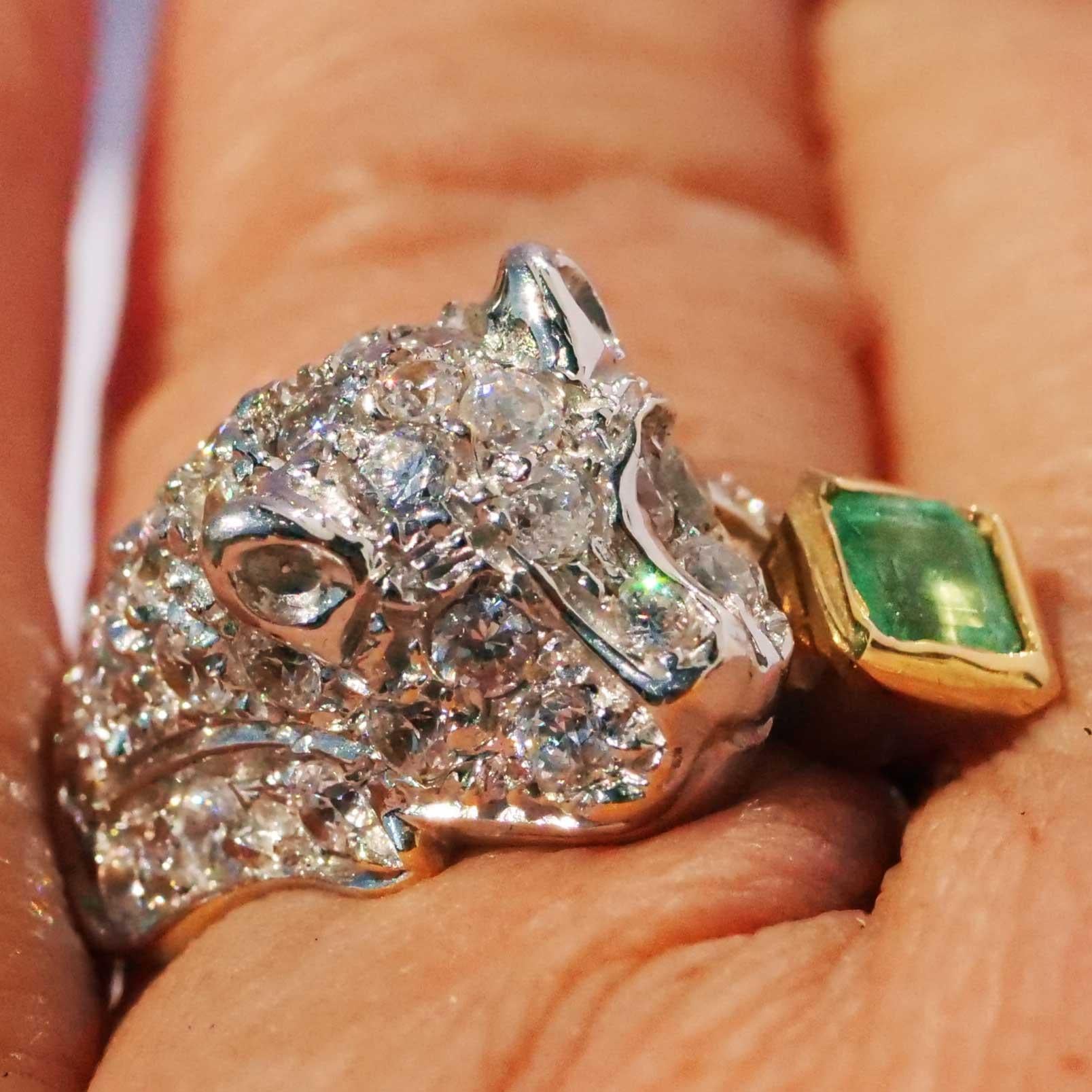 Emerald big Cat Ring 18 kt White Gold 0.25 ct beautifully designed 3