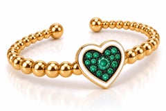 Armreif mit Smaragd-Geburtsstein und Herzperlen, 14-karätiges Gold von Meghna Jewels