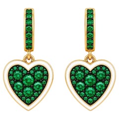 Boucles d'oreilles en forme de cœur avec émeraude (pierre de naissance), émail blanc et or 14 carats, par Meghna Jewels