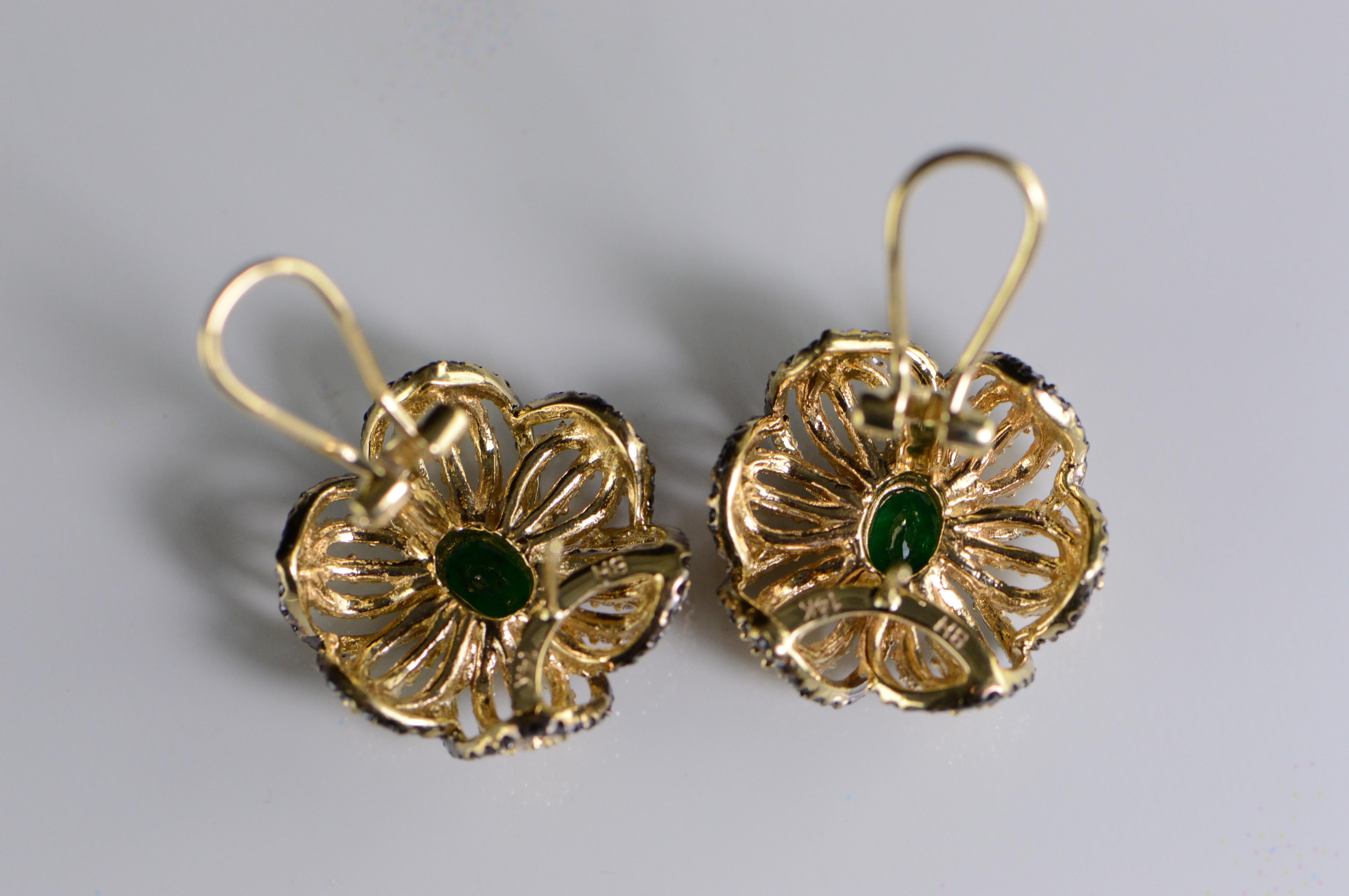 Emerald Black and White Diamond Gold Flower Earrings In Excellent Condition For Sale In Frederick, MD