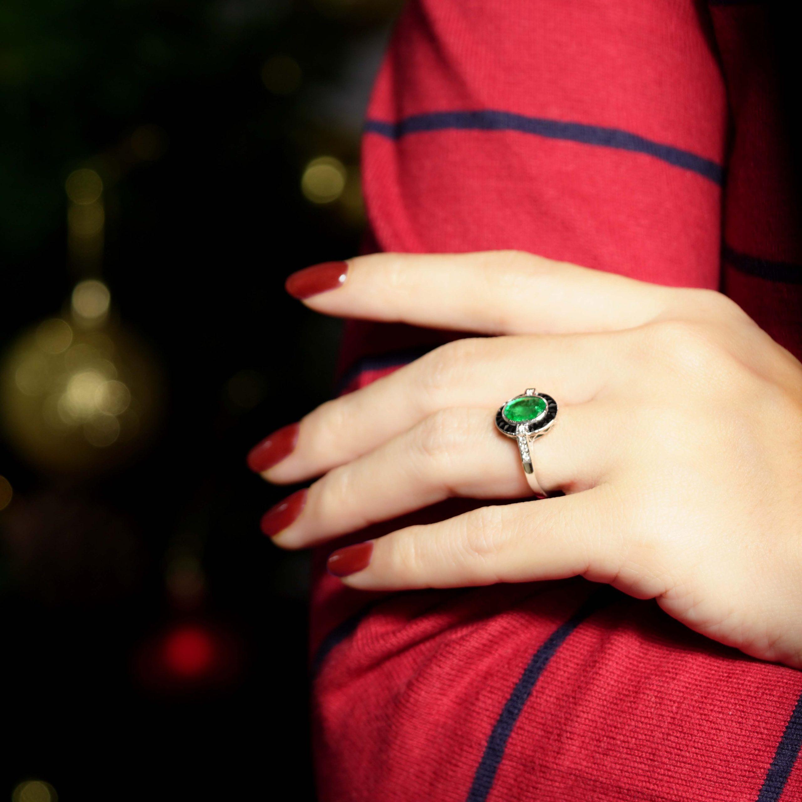 Femenino o masculino Anillo de oro blanco de 14 quilates con esmeralda y ónice negro y diamantes estilo art déco en venta