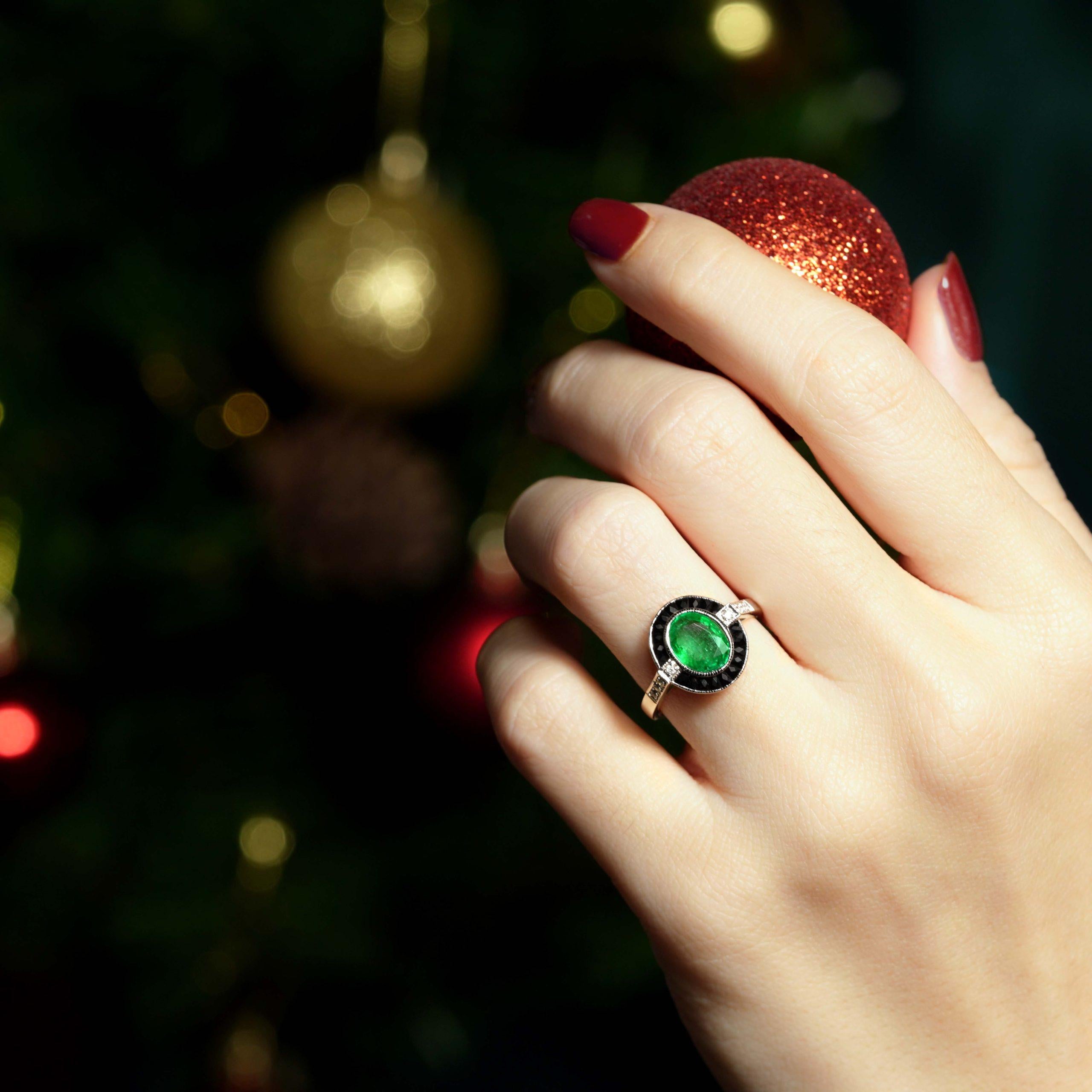 Anillo de oro blanco de 14 quilates con esmeralda y ónice negro y diamantes estilo art déco en venta 1