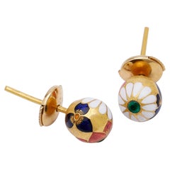 Boucles d'oreilles rondes en or 22 carats, émeraudes et émail floral, faites à la main par Agaro Jewels