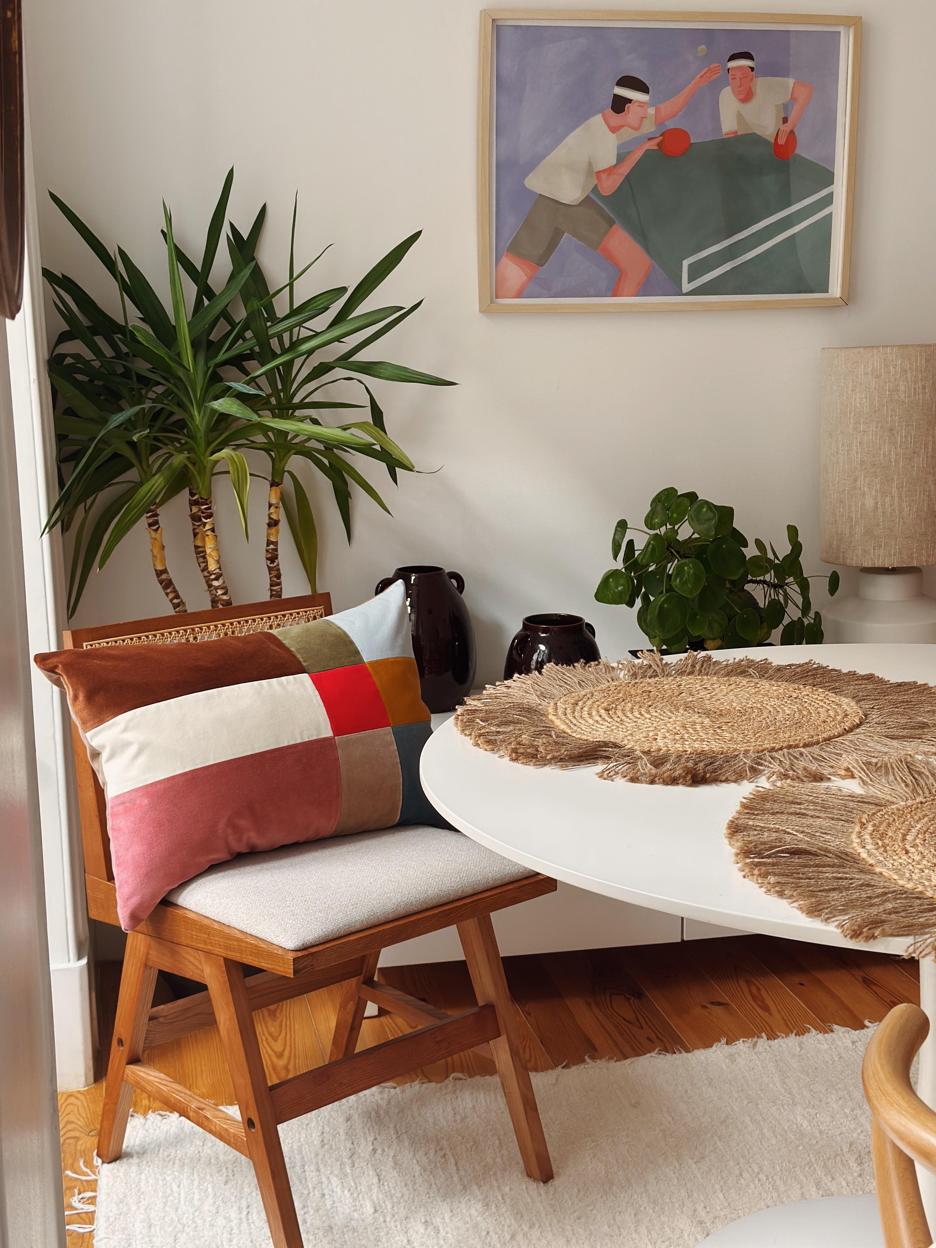 Un talisman pour la maison de la beauté, des bonnes énergies et du confort. 
Ce coussin décoratif est produit de manière éthique par une petite entreprise familiale. Il est fabriqué à la main par des artisans portugais qualifiés avec du velours de