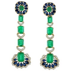 Boucles d'oreilles en or 18 carats avec émeraudes, saphirs bleus et diamants