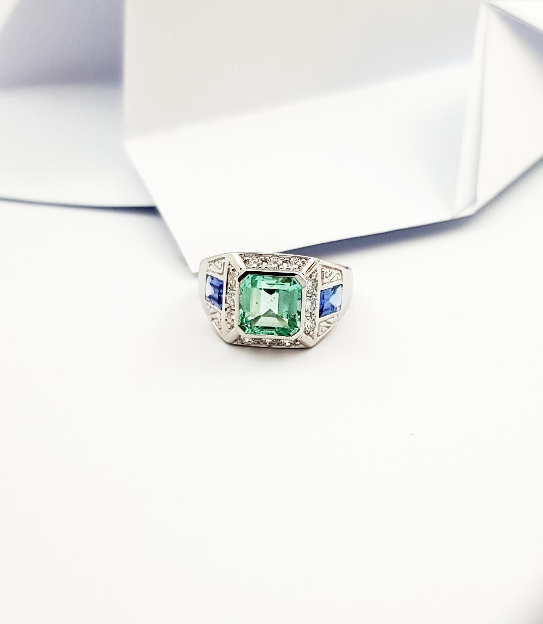 Emerald, Blue Sapphire and Diamond Ring Set in 18 Karat White Gold Settings For Sale 6