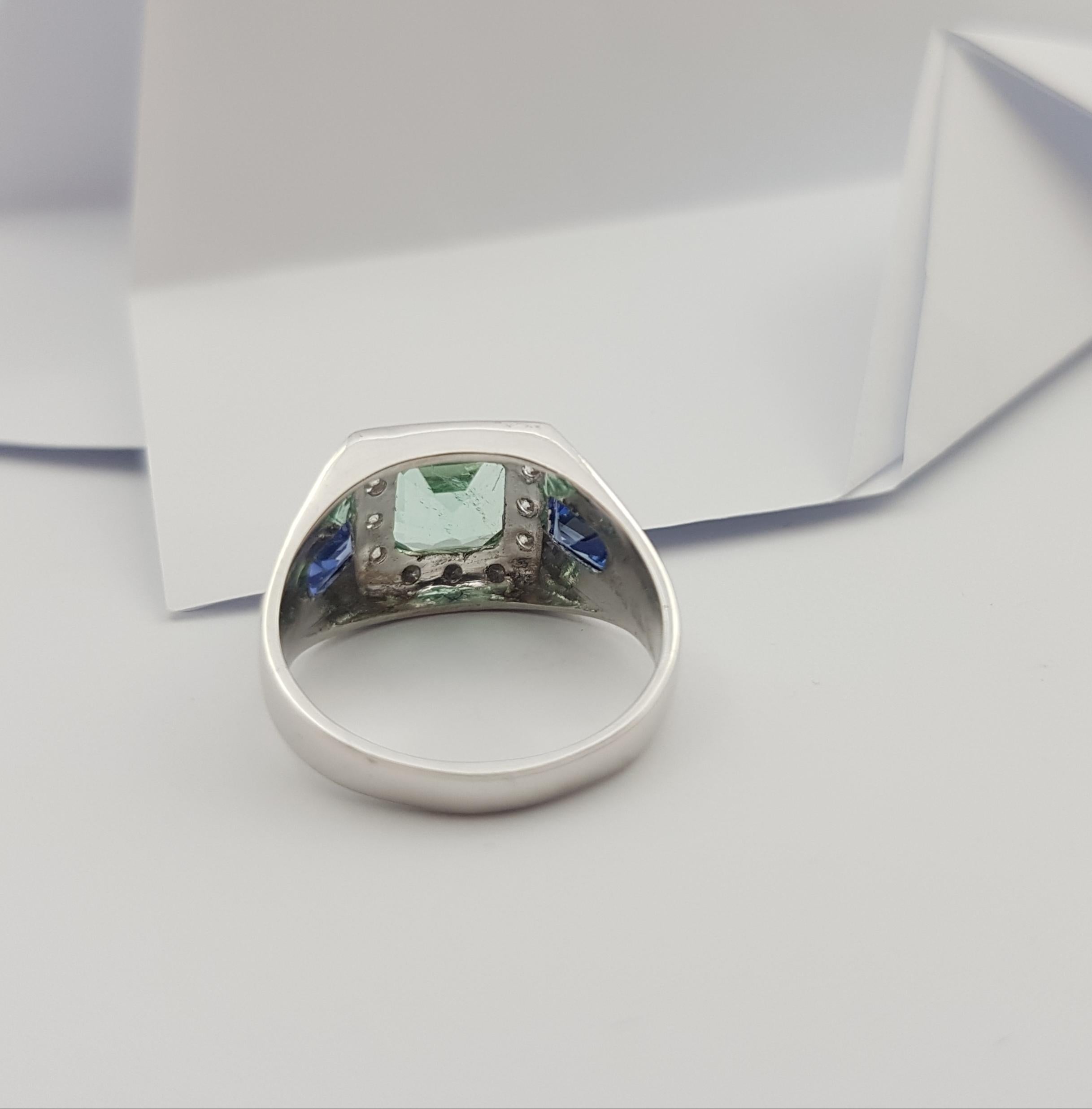 Emerald, Blue Sapphire and Diamond Ring Set in 18 Karat White Gold Settings For Sale 8