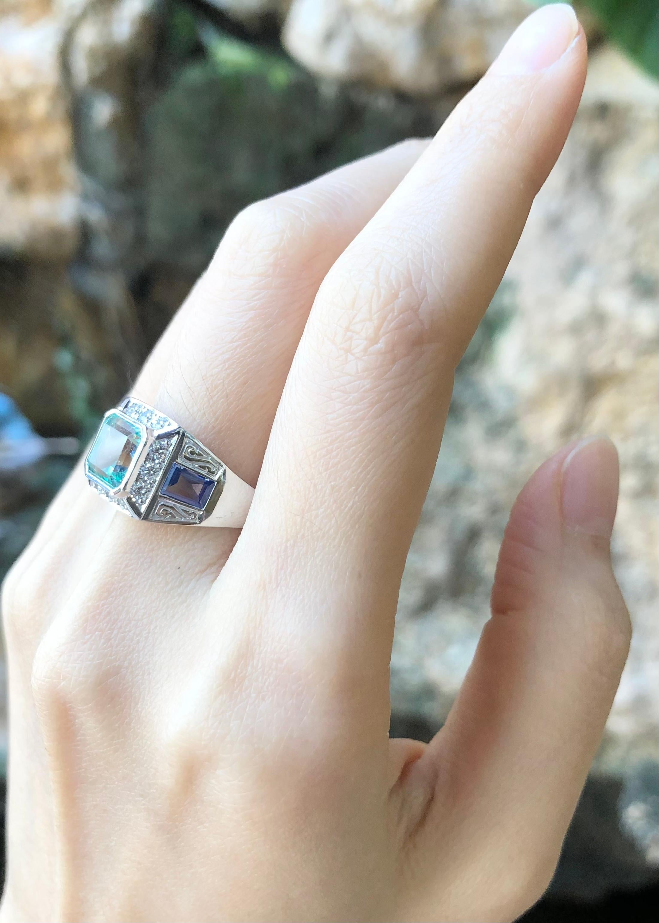 Ring mit Smaragd, blauem Saphir und Diamant in 18 Karat Weißgold-Fassung im Zustand „Neu“ im Angebot in Bangkok, TH