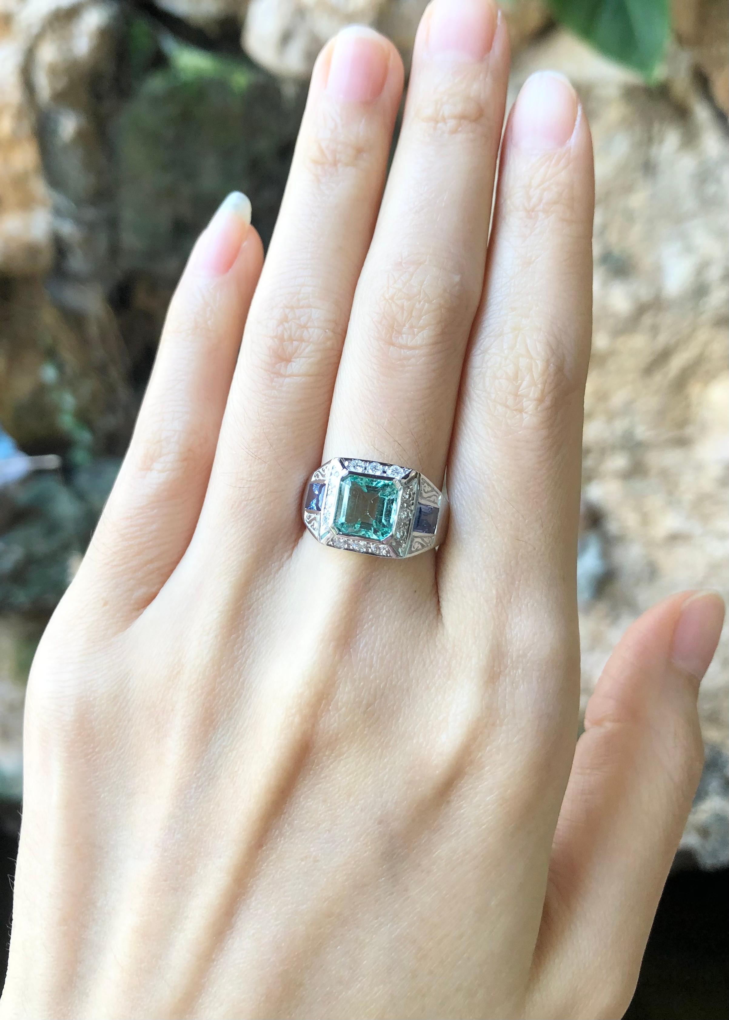 Emerald, Blue Sapphire and Diamond Ring Set in 18 Karat White Gold Settings In New Condition For Sale In Bangkok, TH