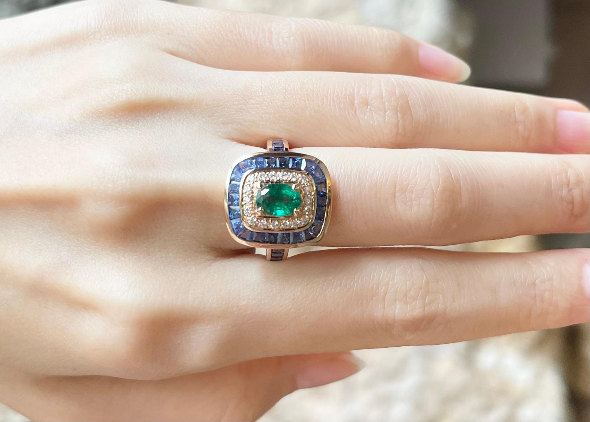 Emerald, Blue Sapphire and Diamond Ring set in 18K Rose Gold Settings In New Condition For Sale In Bangkok, TH