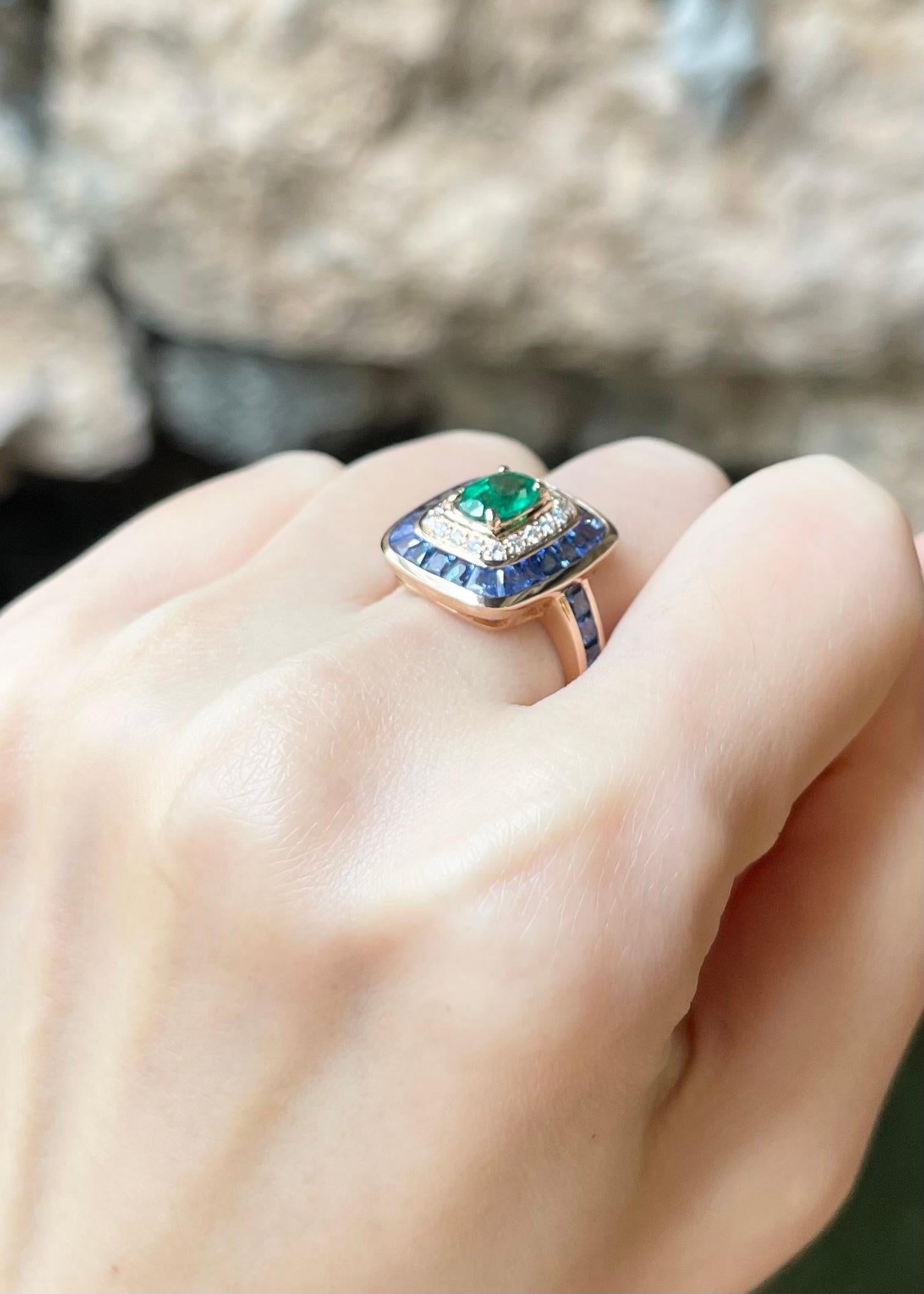 Emerald, Blue Sapphire and Diamond Ring set in 18K Rose Gold Settings For Sale 2