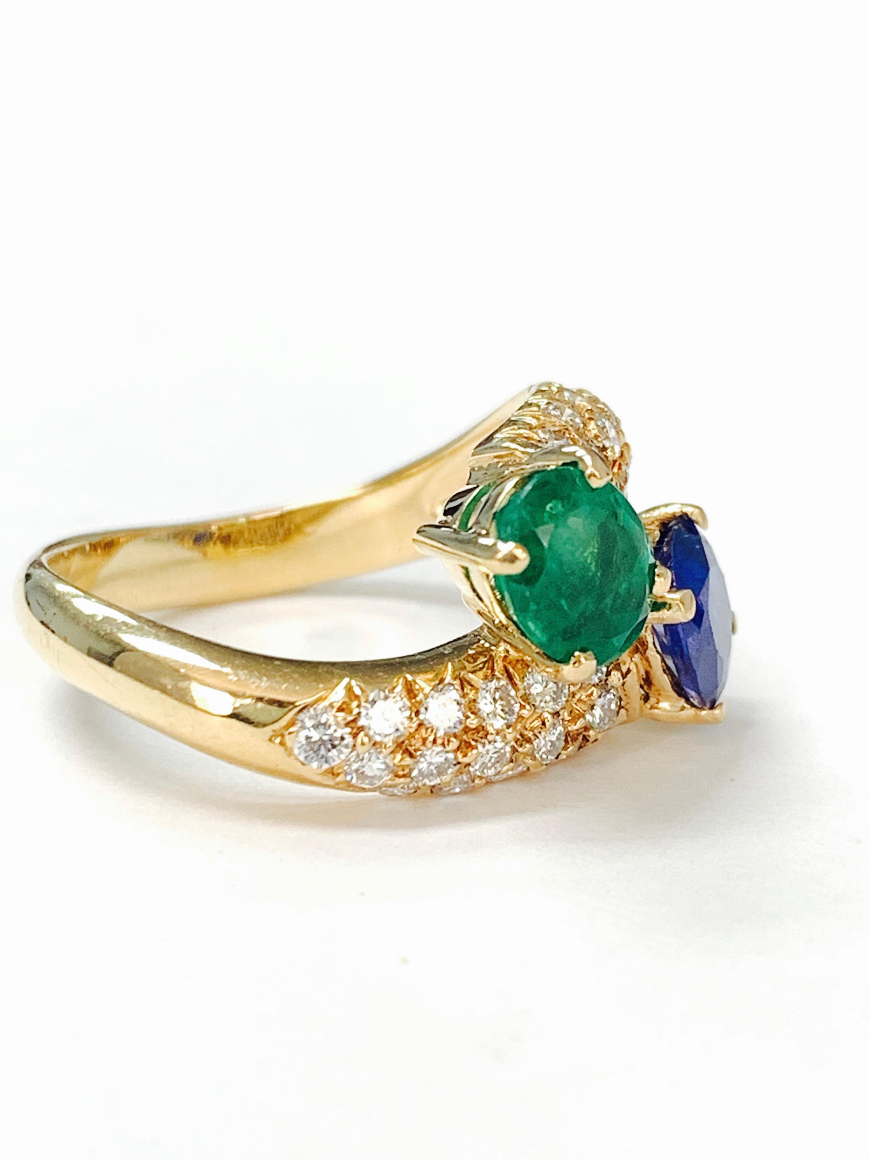 Contemporary Emerald, Blue Sapphire and Diamond Twin Ring in 18k Yellow Gold For Sale