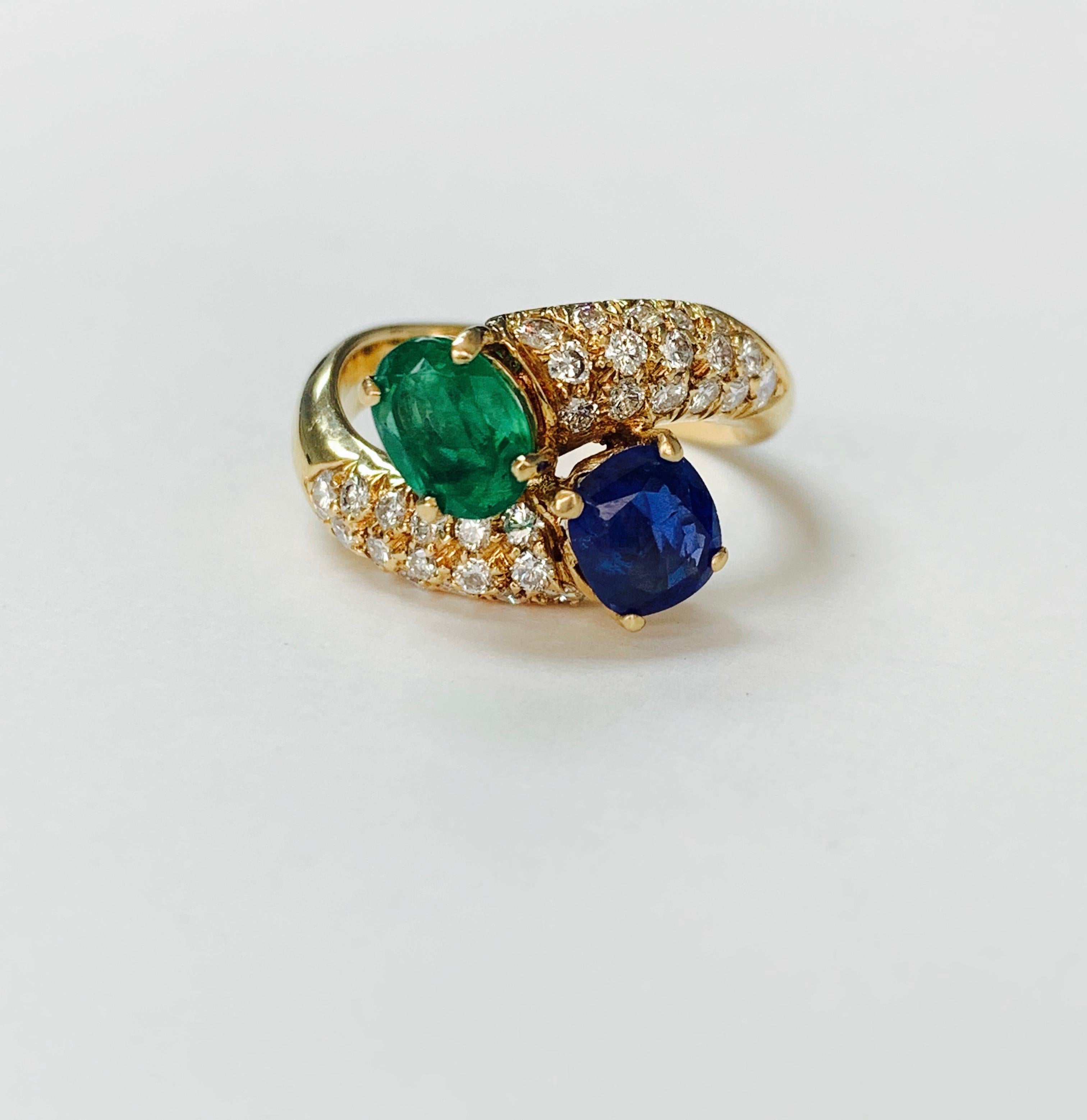 Emerald, Blue Sapphire and Diamond Twin Ring in 18k Yellow Gold In New Condition For Sale In New York, NY