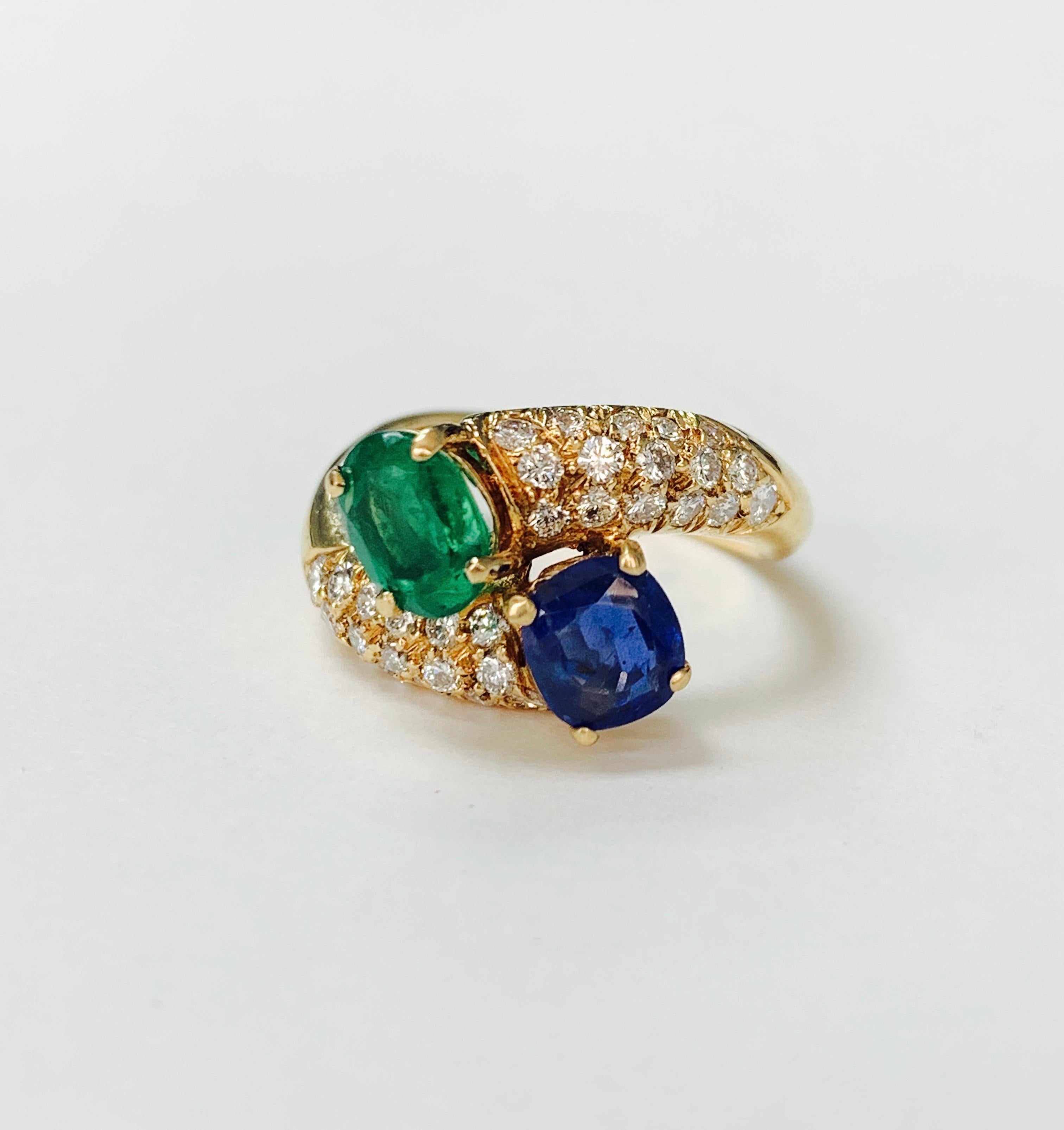 Women's Emerald, Blue Sapphire and Diamond Twin Ring in 18k Yellow Gold For Sale