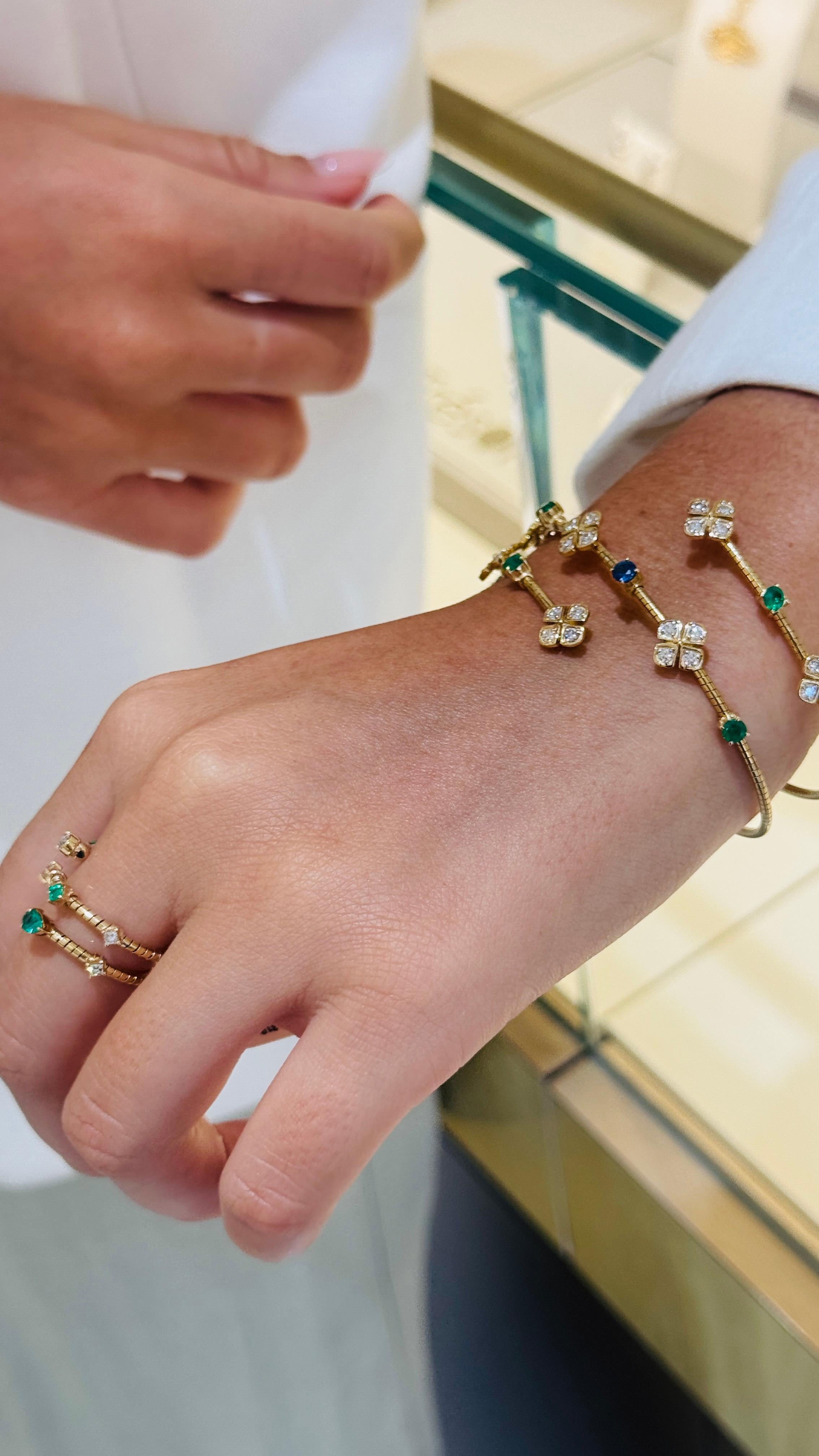 Le bracelet Tresor Emerald, Blue Sapphire & Diamond contient 1,39 cts de pierres précieuses et 1,10 cts de diamants. Diamant en or jaune 18 carats. Les bracelets sont une ode à la beauté luxueuse et classique avec des diamants étincelants. Leur
