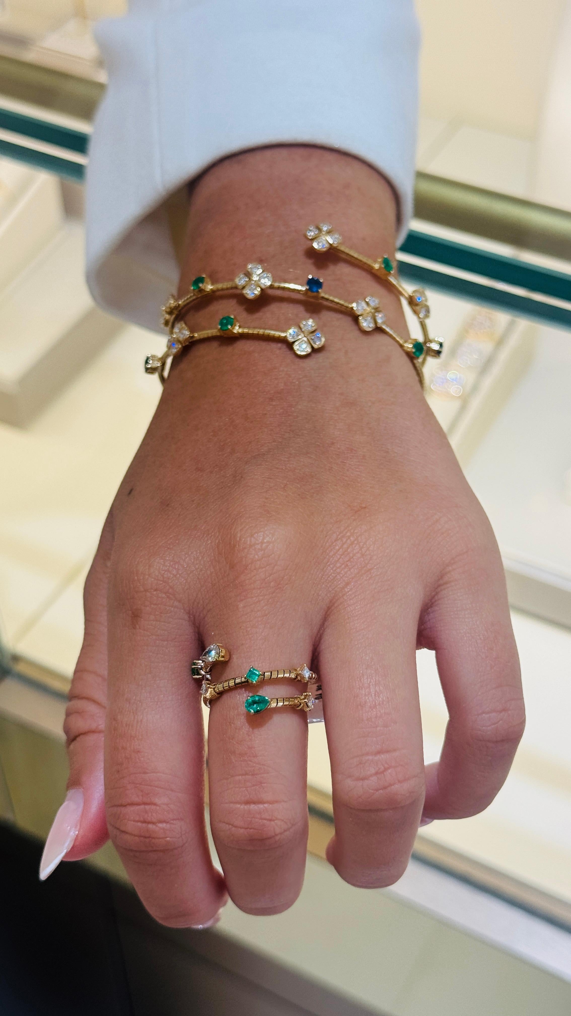 Contemporain Bracelet en or jaune 18 carats, émeraude, saphir bleu et diamant en vente