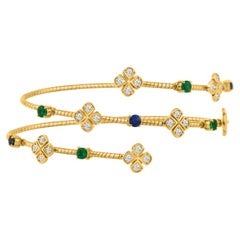 Esmeralda, zafiro azul redondo y brazalete de diamantes en oro amarillo de 18 quilates